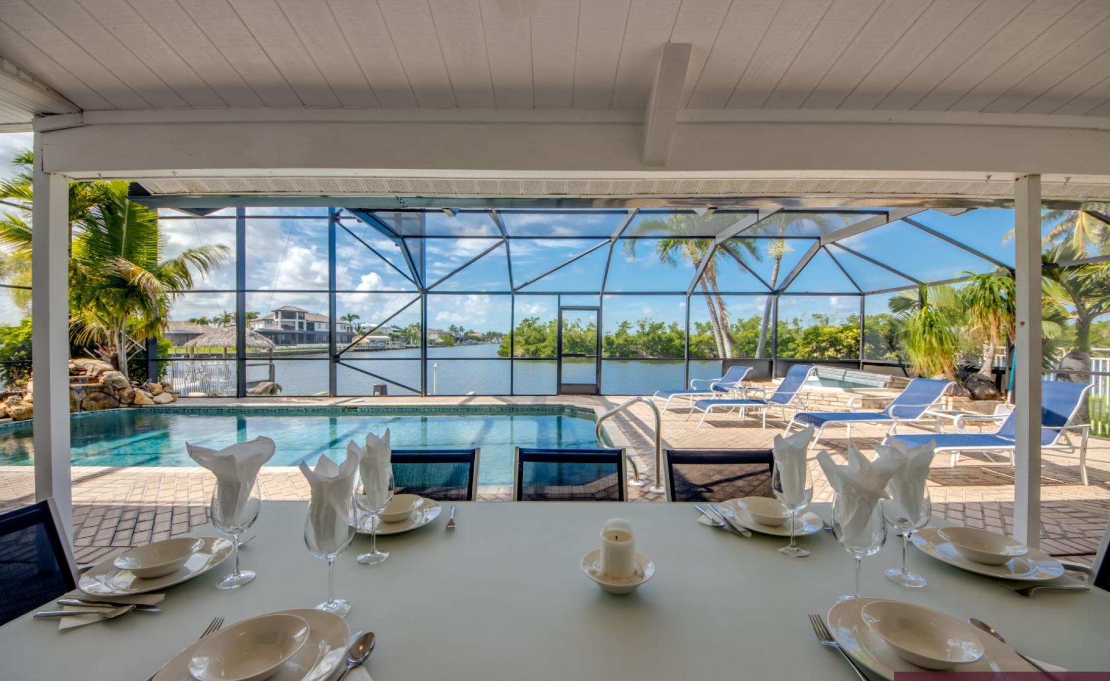Beheizter Pool mit Spa und Blick auf den Kanal in Südlage.