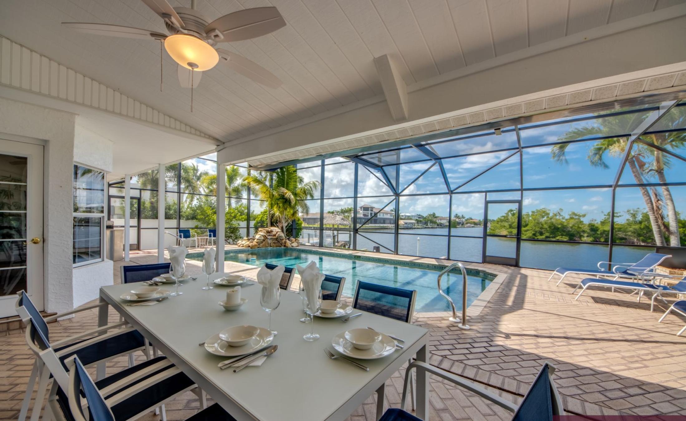 Beheizter Pool mit Spa und Blick auf den Kanal in Südlage.