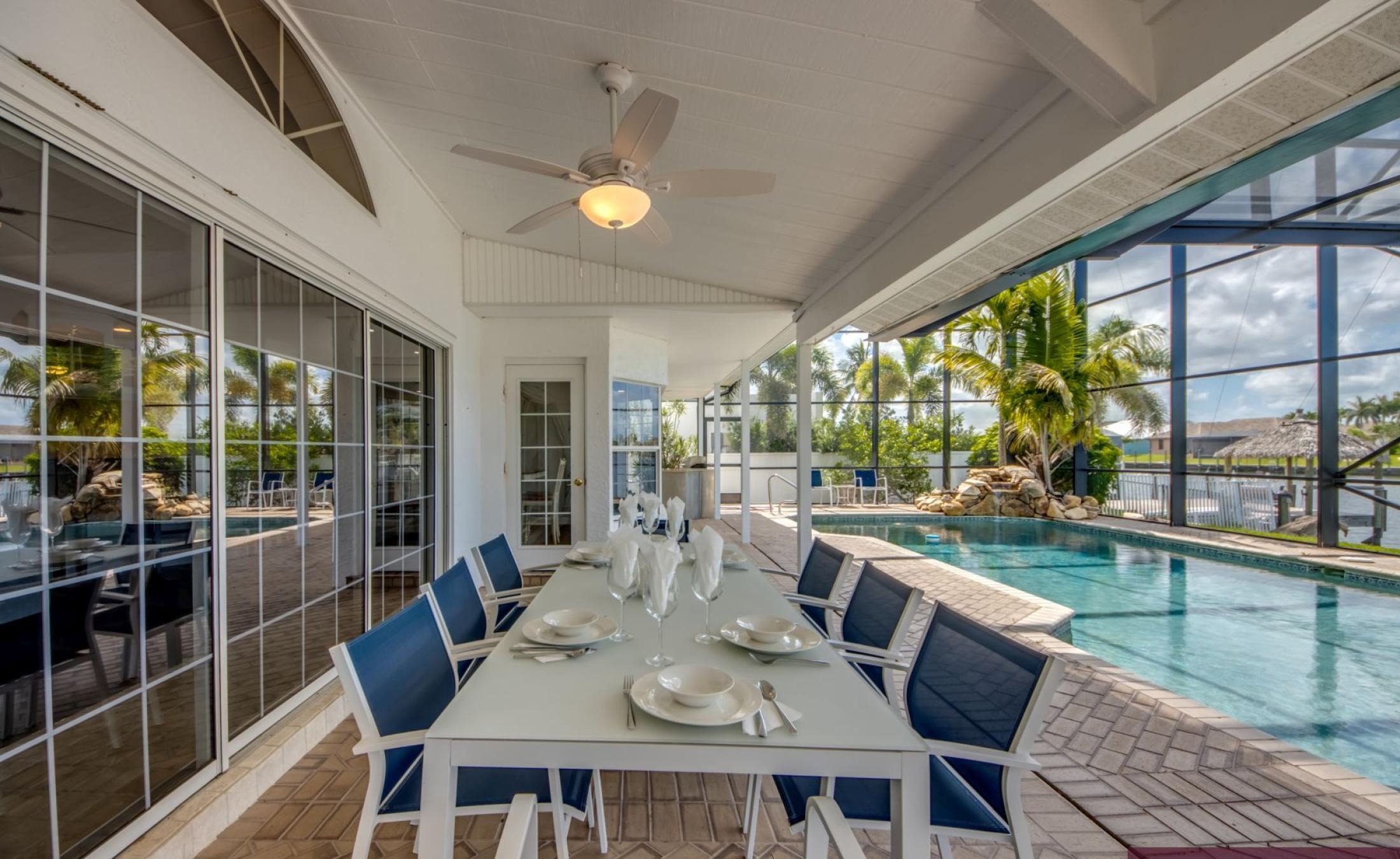 Beheizter Pool mit Spa und Blick auf den Kanal in Südlage.