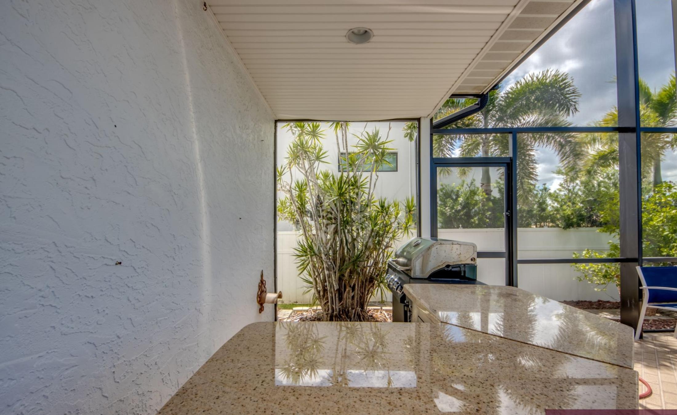 Beheizter Pool mit Spa auf der sonnigen Terrasse direkt am Kanal.