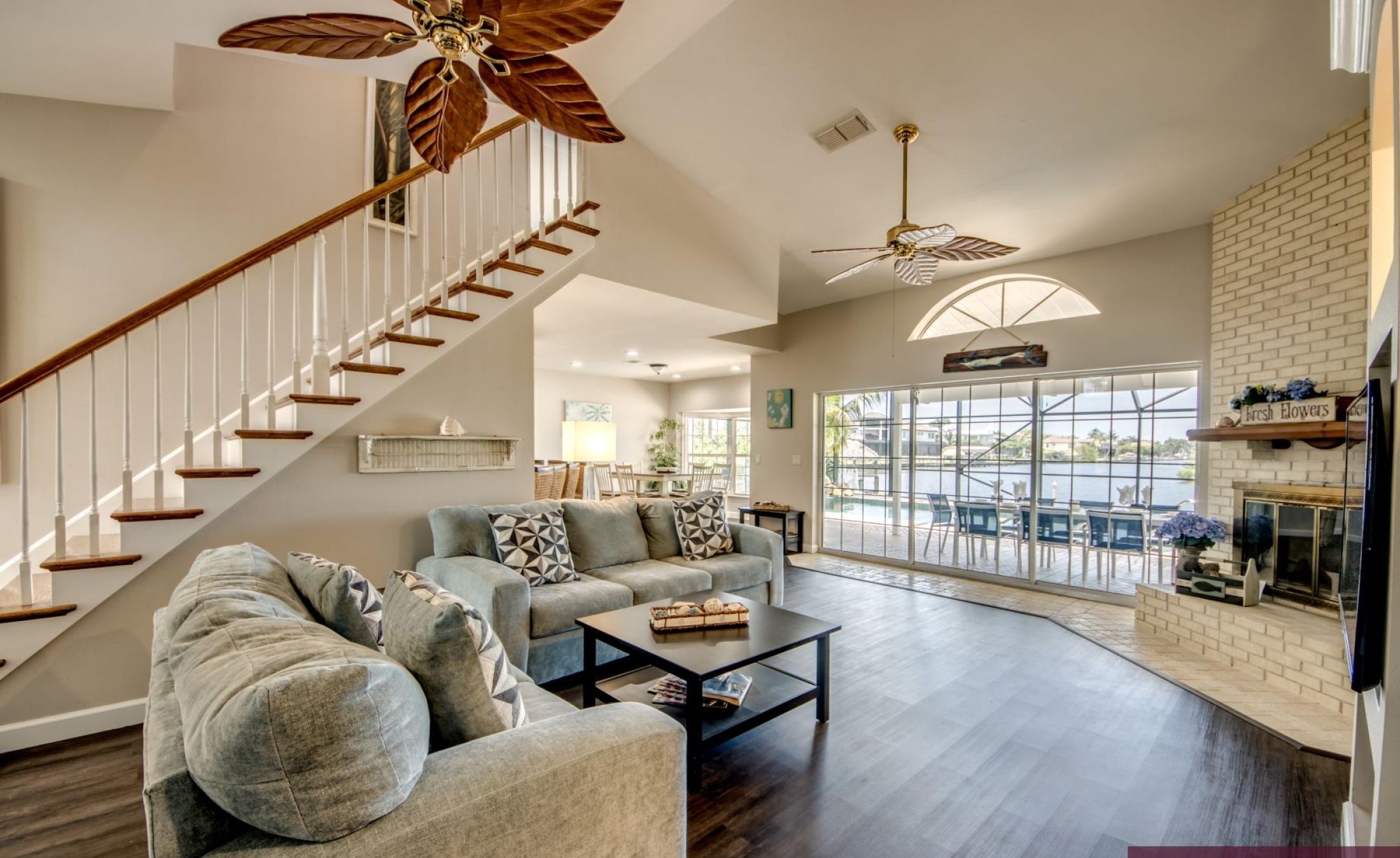 Beheizter Pool mit integriertem Spa und Blick auf den Kanal.