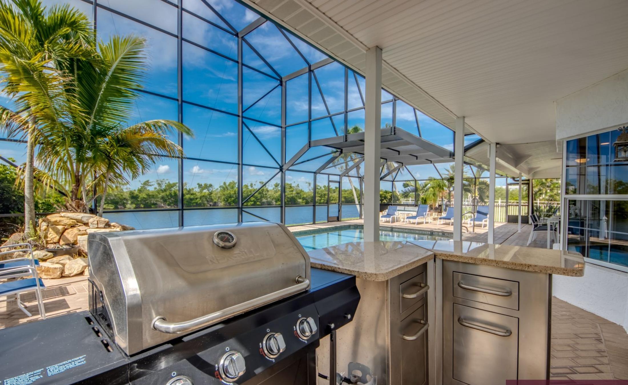 Beheizter Pool mit Spa und Blick auf den Kanal in Südlage.