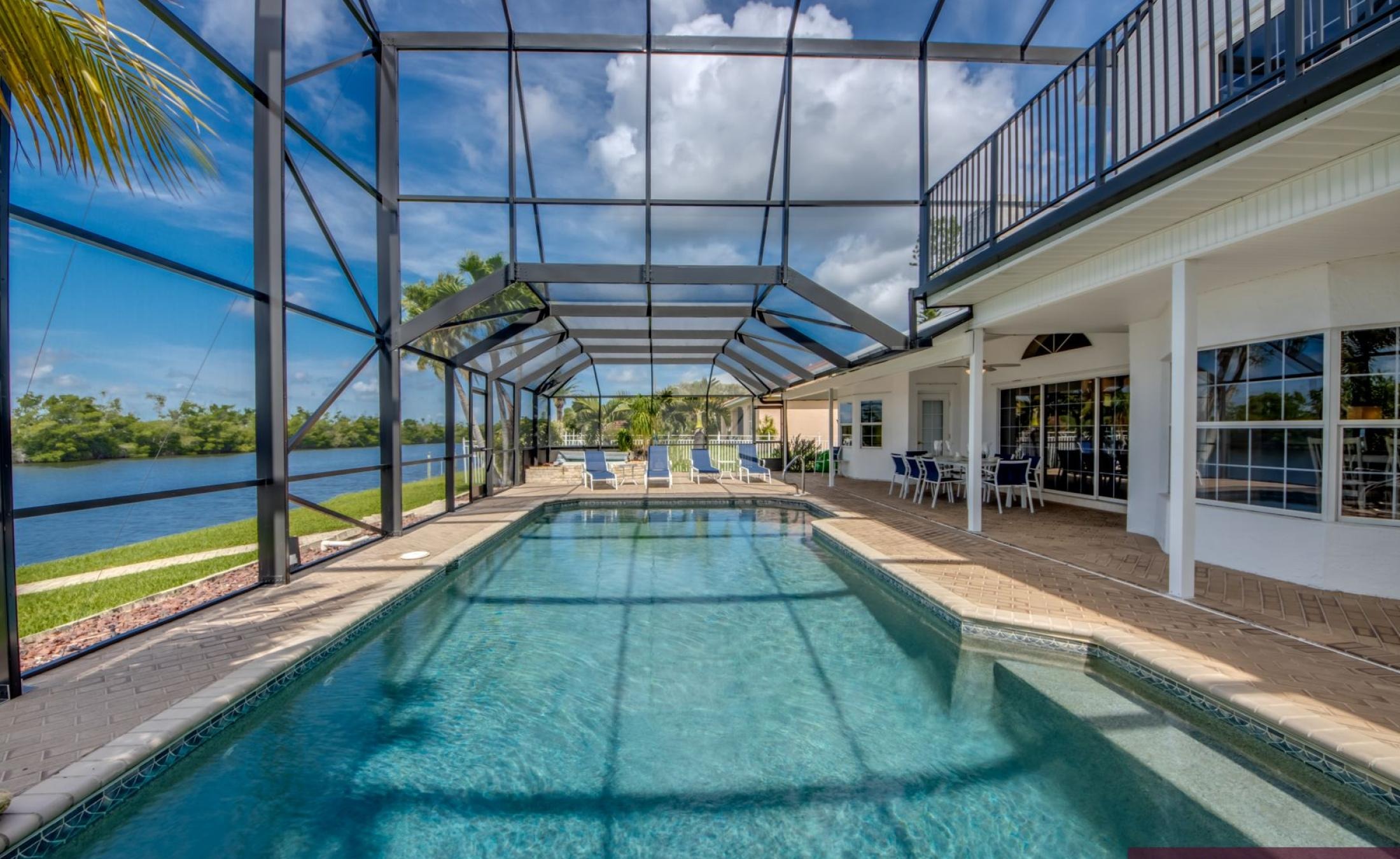 Beheizter Pool mit Spa und Blick auf den Kanal in Südlage.