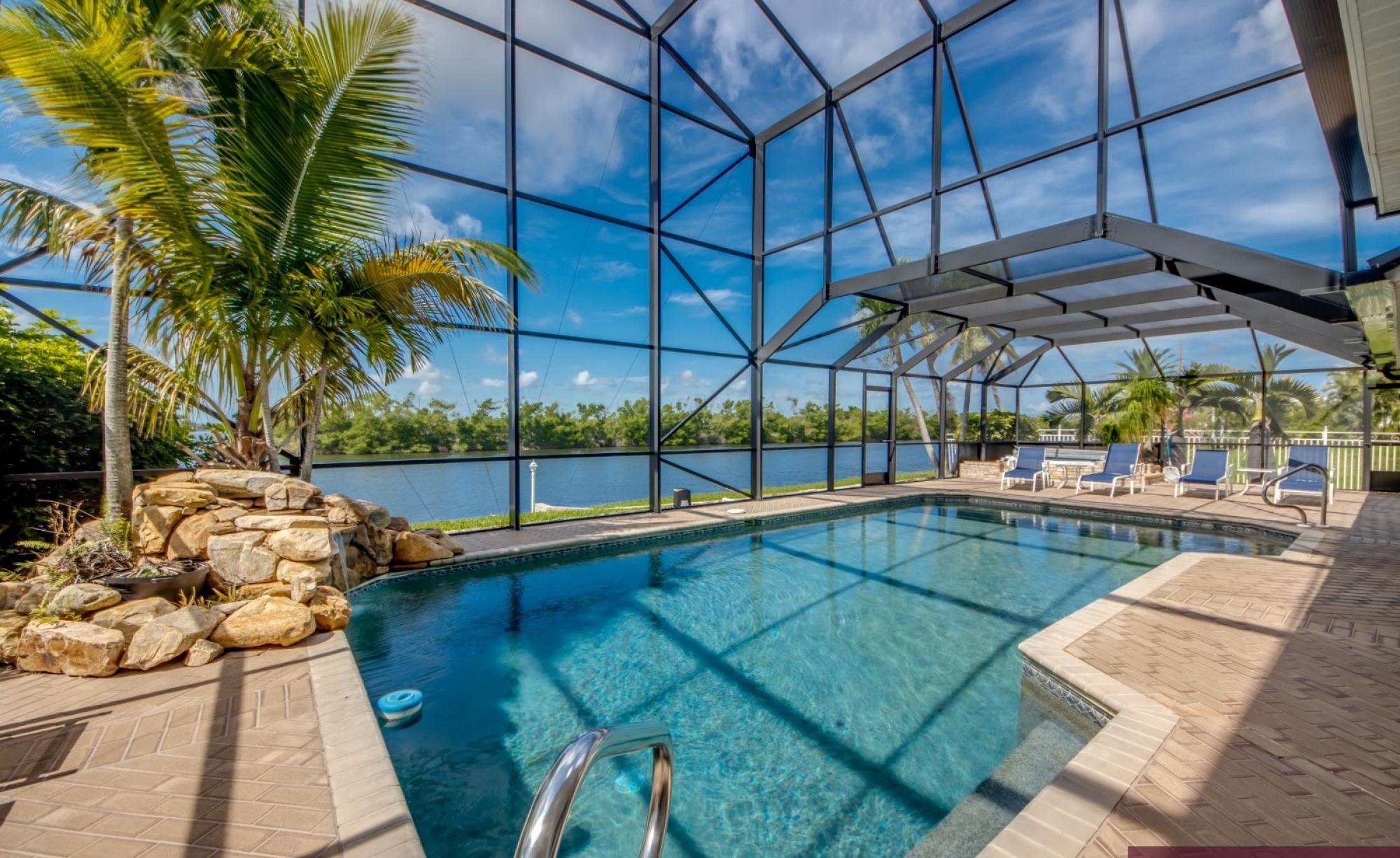 Beheizter Pool mit Spa und Blick auf den Kanal in Südlage.