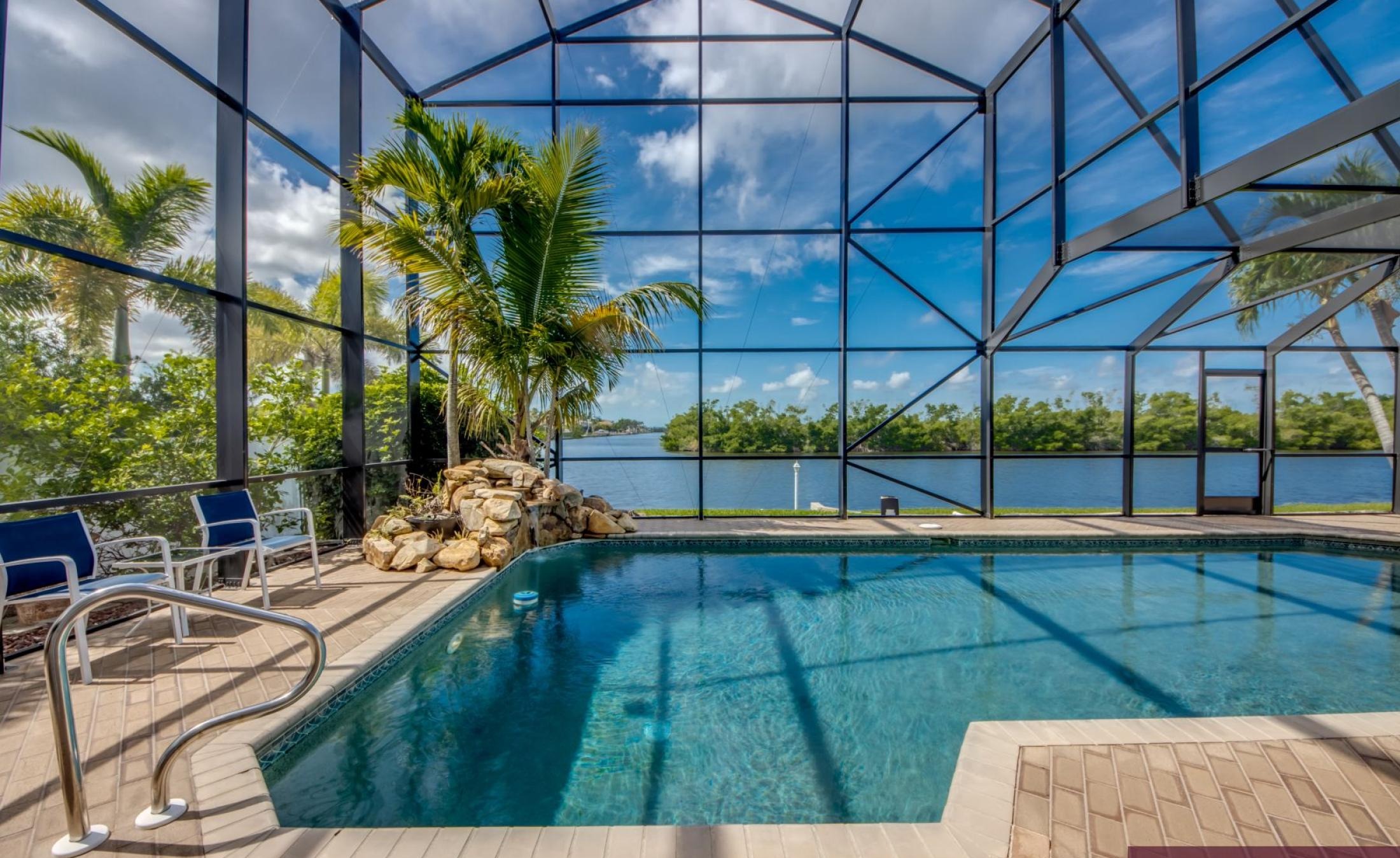 Beheizter Pool mit Spa und Blick auf den Kanal in Südlage.