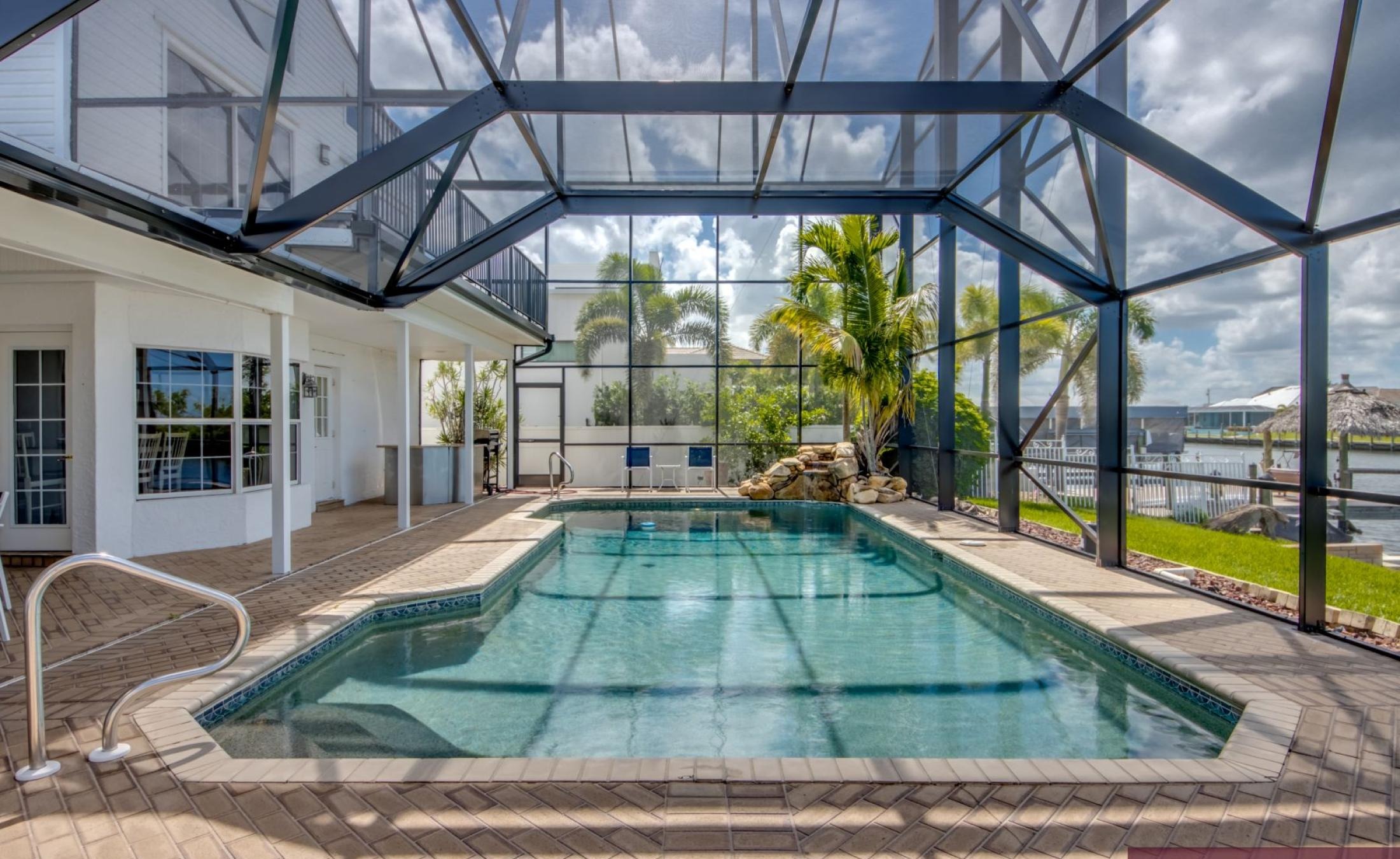 Beheizter Pool mit integriertem Spa und Blick auf den Kanal.