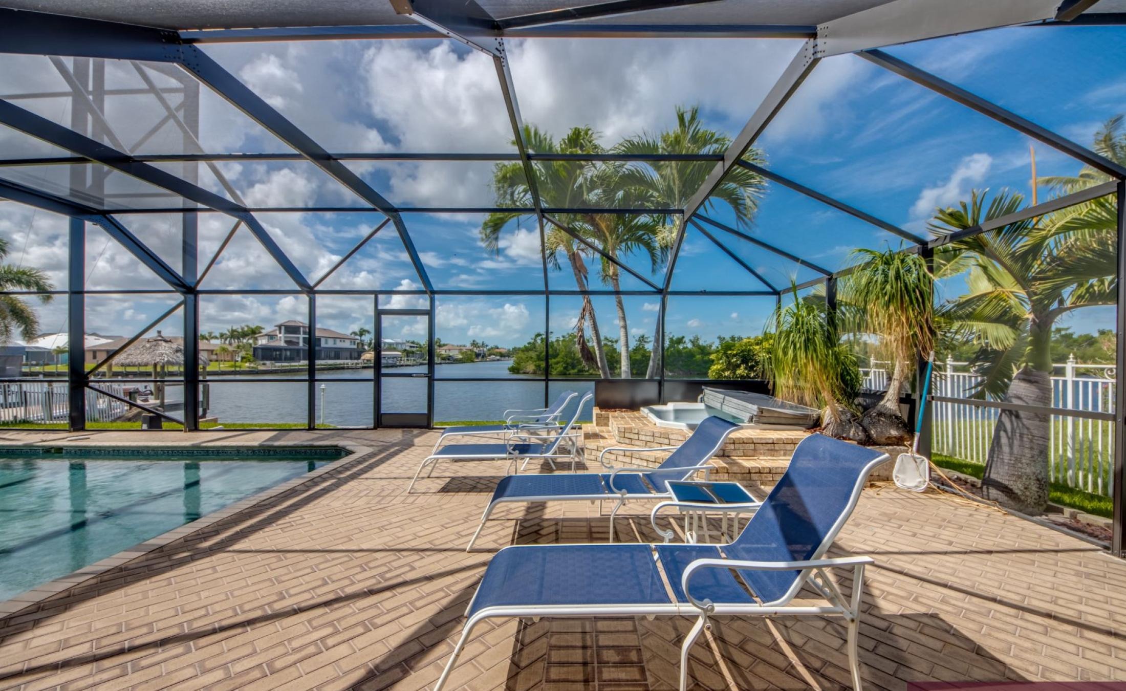 Beheizter Pool mit Spa und Blick auf den Kanal in Südlage.