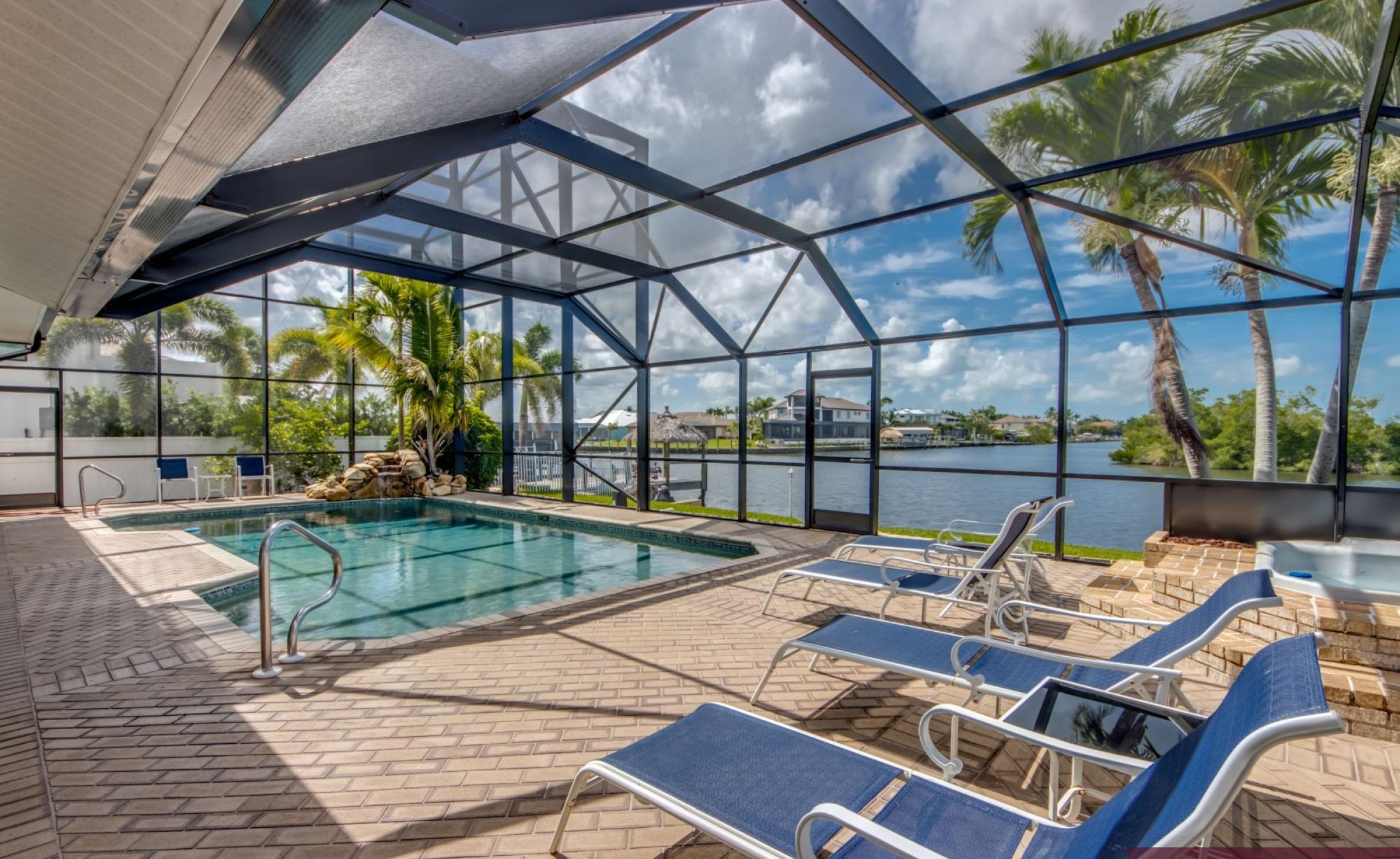 Beheizter Pool mit integriertem Spa und Blick auf den Kanal.