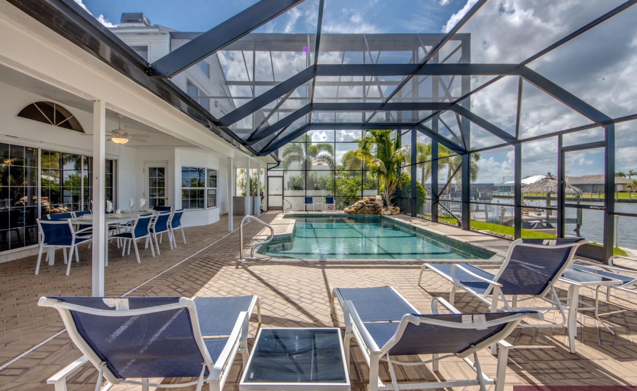 Beheizter Pool mit Spa und Blick auf den Kanal in Südlage.