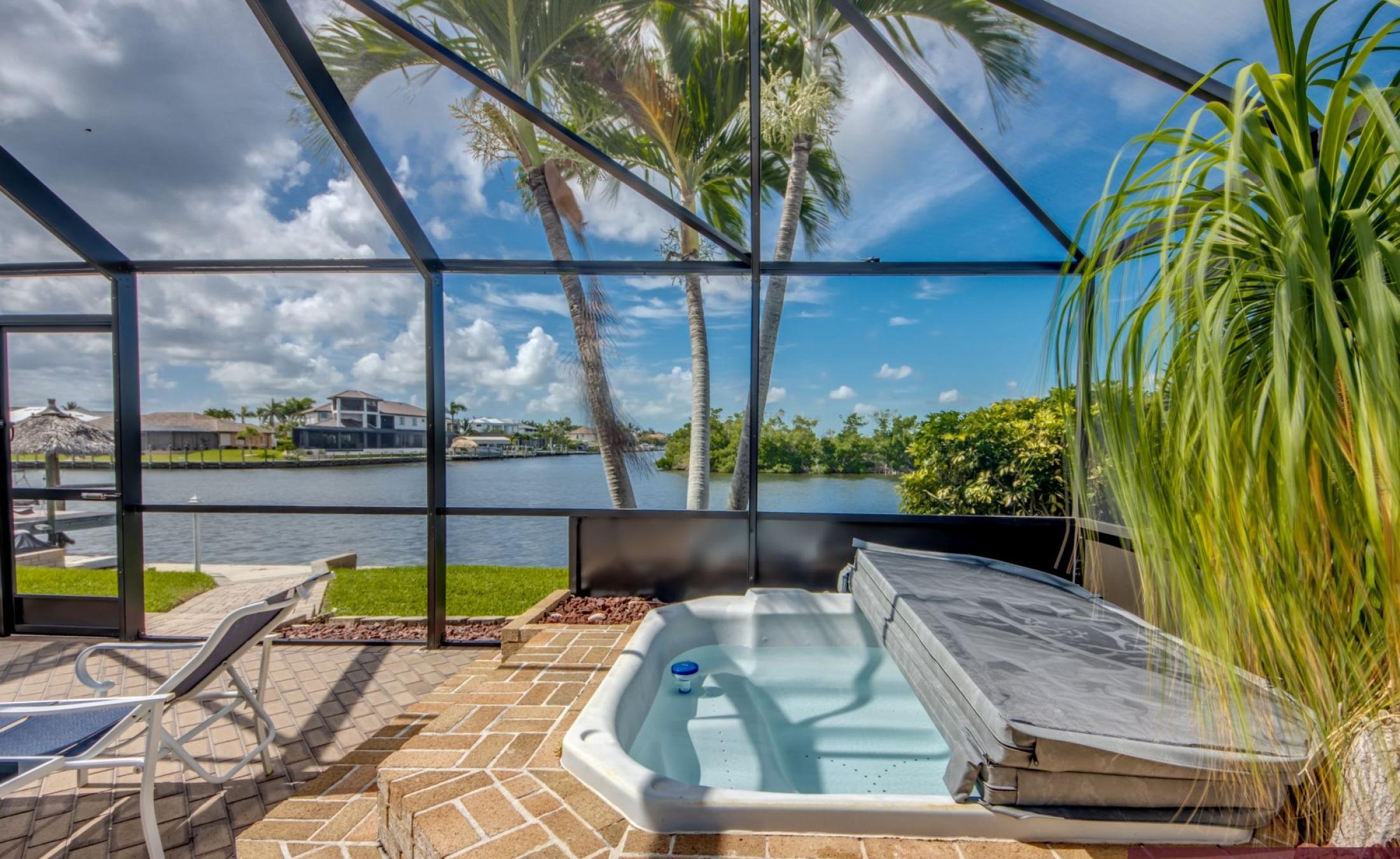 Beheizter Pool mit Spa und Blick auf den Kanal in Südlage.