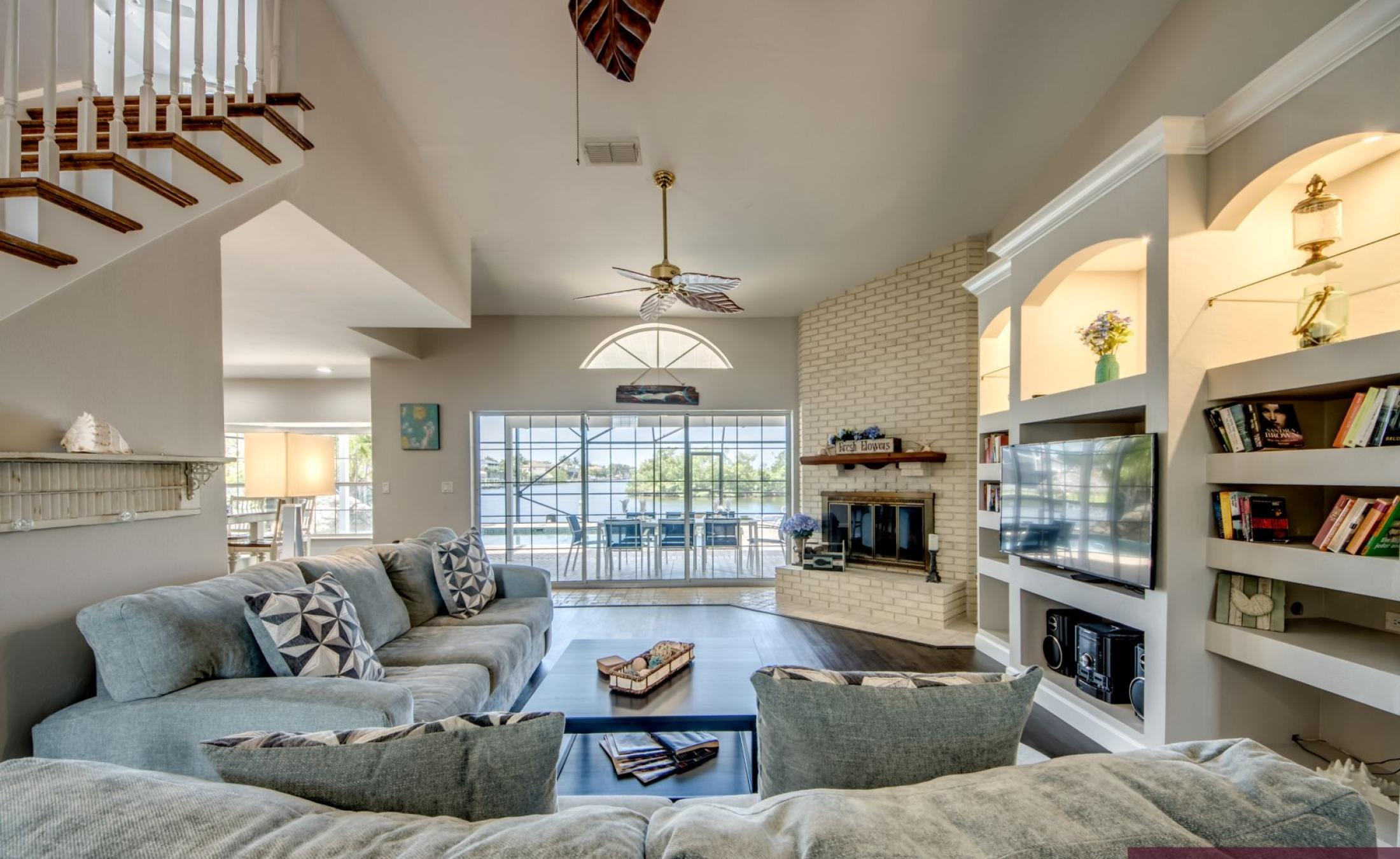 Beheizter Pool mit Spa und Blick auf den Kanal in Südlage.