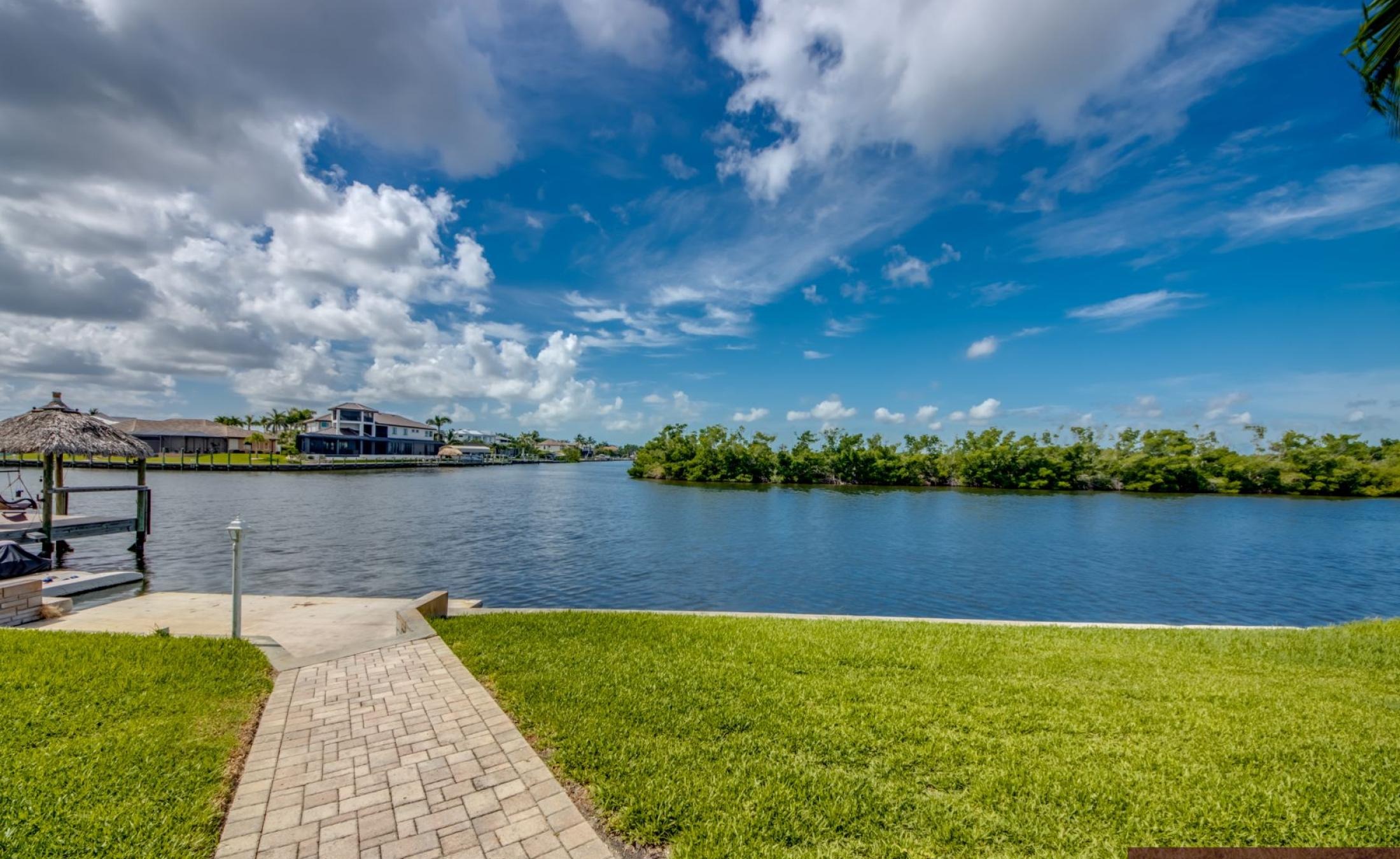 Beheizter Pool mit Spa und Blick auf den Kanal in Südlage.