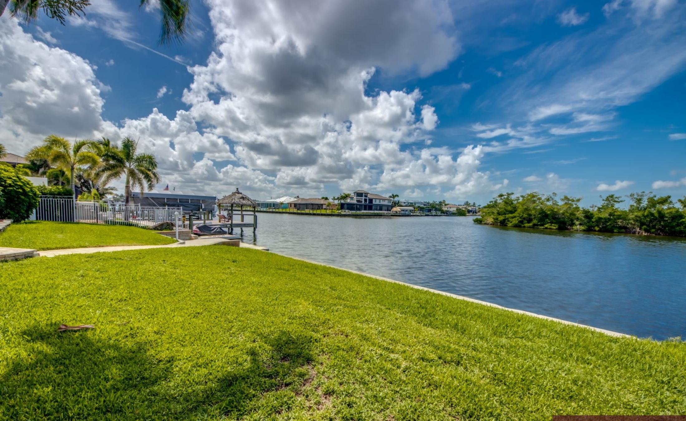 Beheizter Pool mit Spa und Blick auf den Kanal in Südlage.
