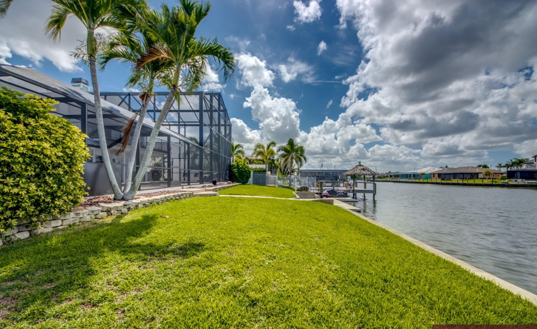 Beheizter Pool mit Spa und Sonnenterrasse in Südlage am Kanal.