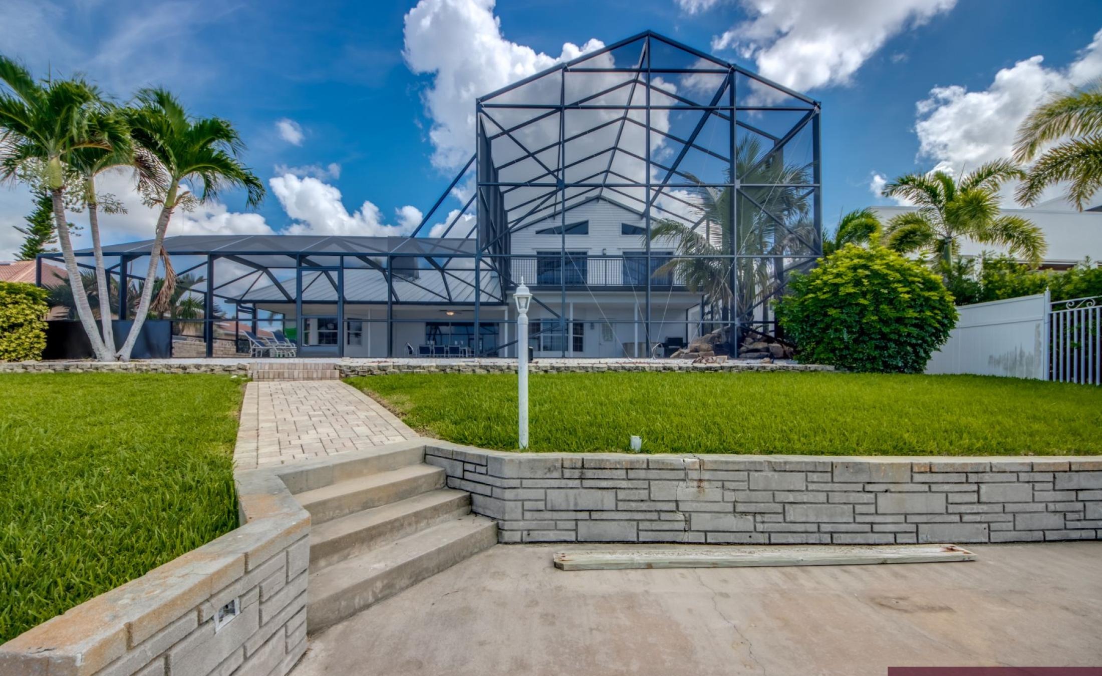Beheizter Pool mit Spa und Blick auf den Kanal in Südlage.