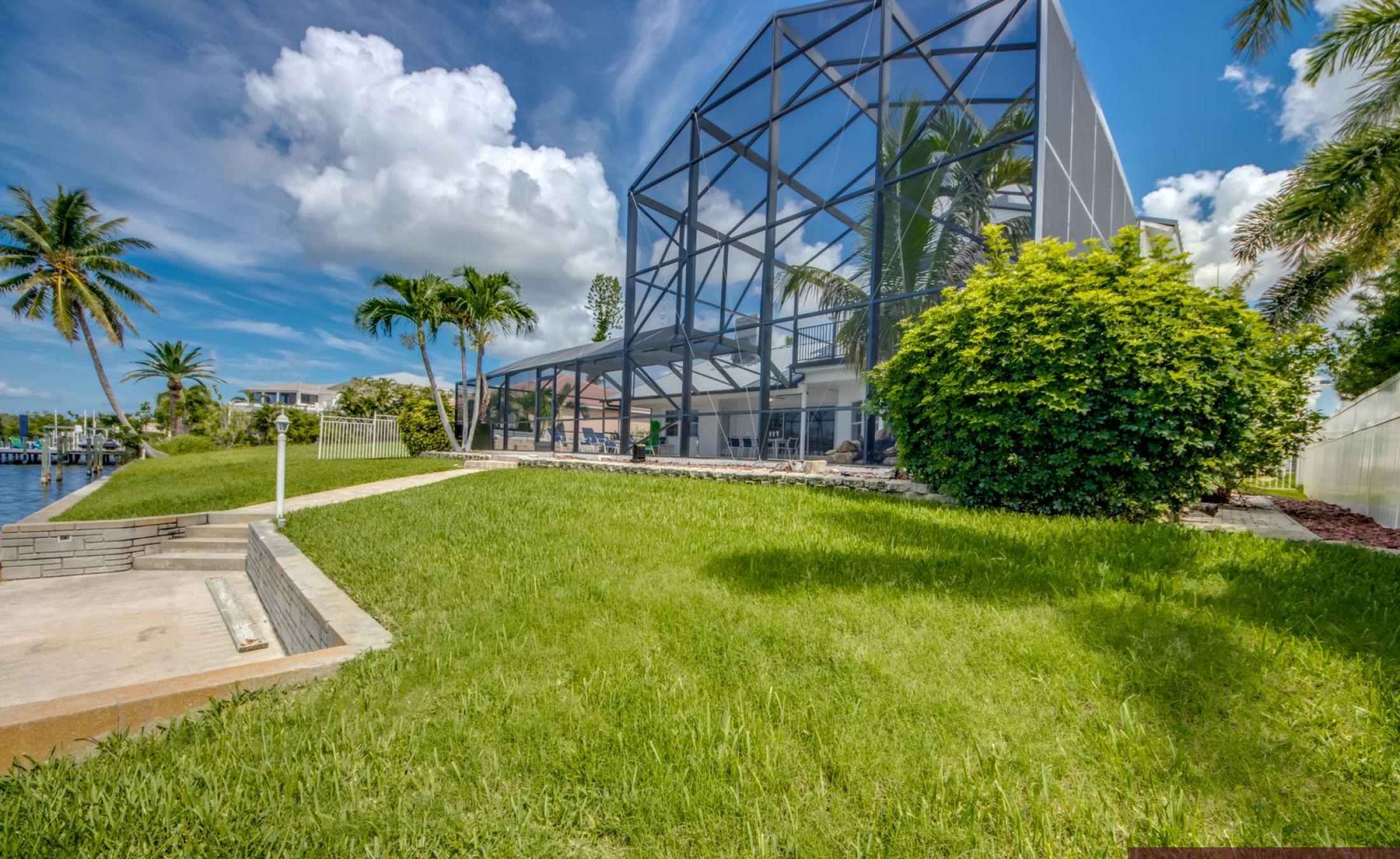 Beheizter Pool mit Spa und Blick auf den Kanal in Südlage.