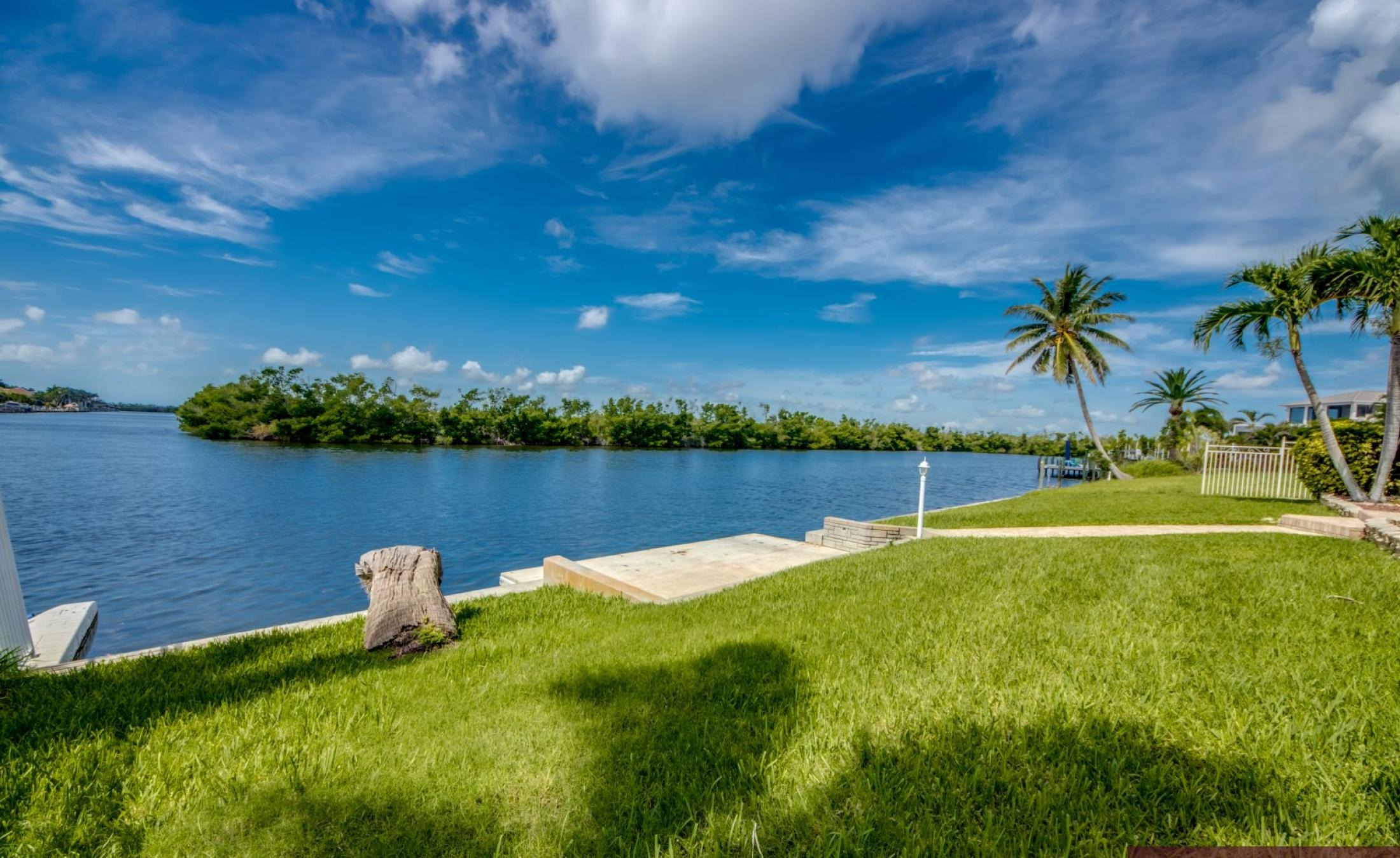 Beheizter Pool mit Spa und Blick auf den Kanal in Südlage.