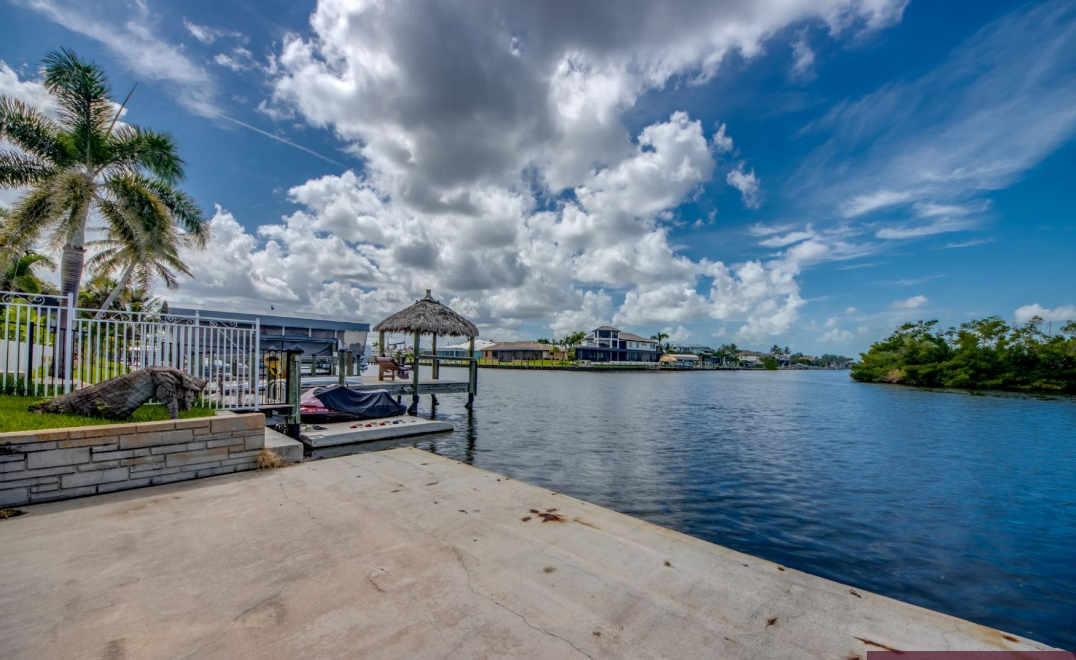 Beheizter Pool mit Spa und Blick auf den Kanal in Südlage.