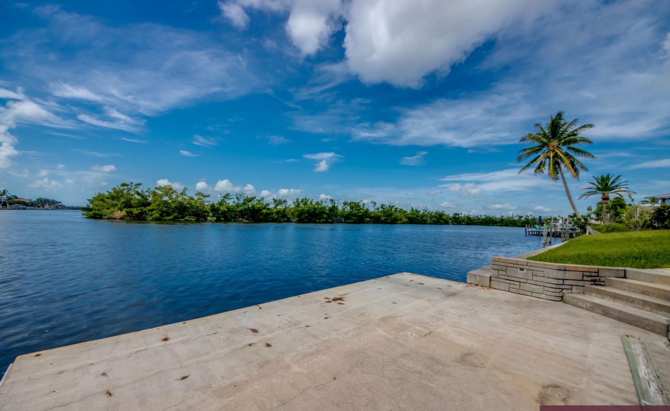 Südseitiger Poolbereich mit beheiztem Pool und Spa am Kanal.