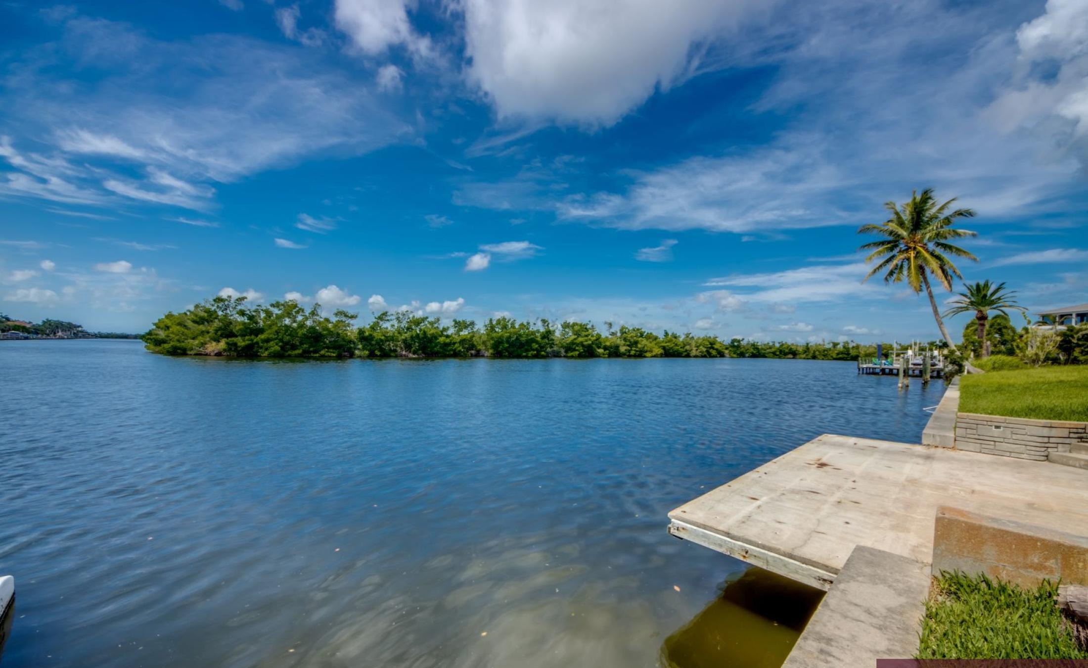 Beheizter Pool mit Spa und Sonnenterrasse in Südlage am Kanal.