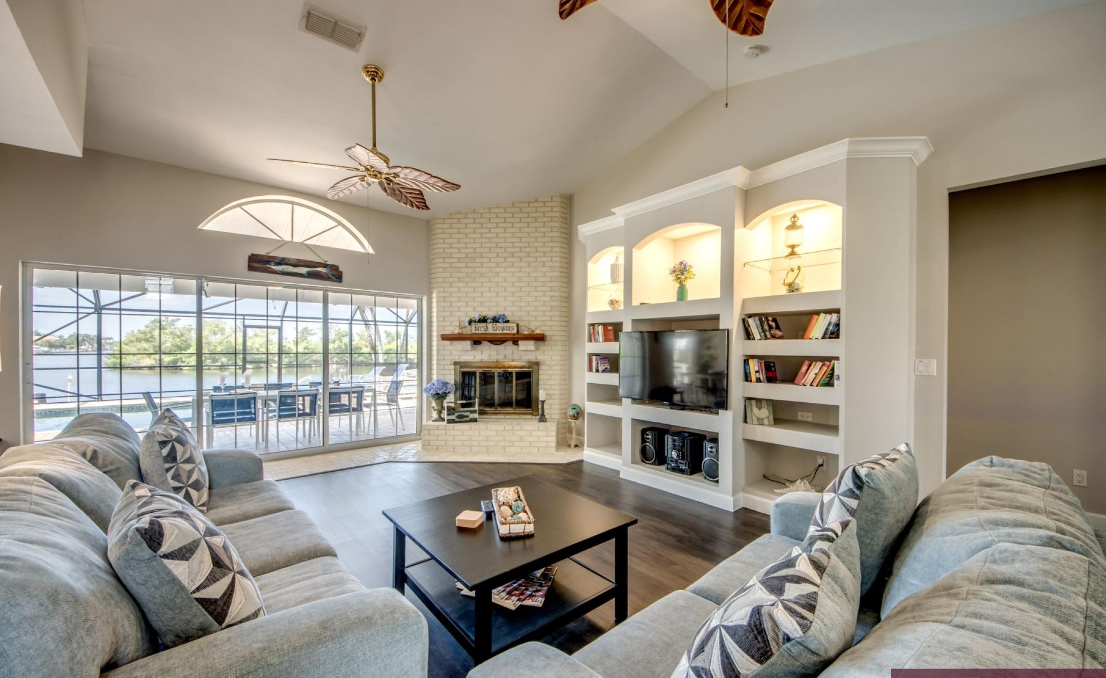 Beheizter Pool mit Spa und Blick auf den Kanal in Südlage.