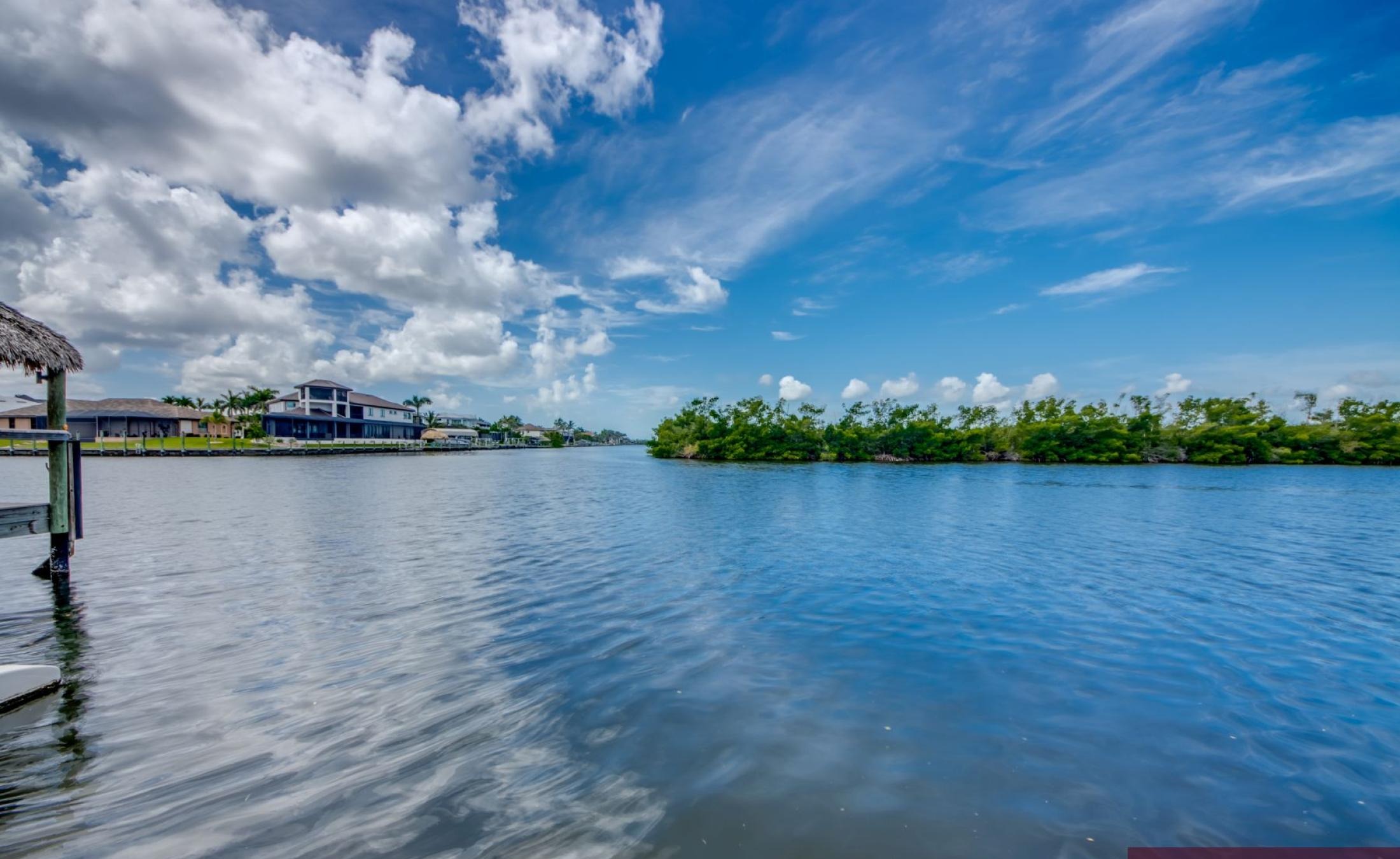 Beheizter Pool mit Spa und Blick auf den Kanal in Südlage.