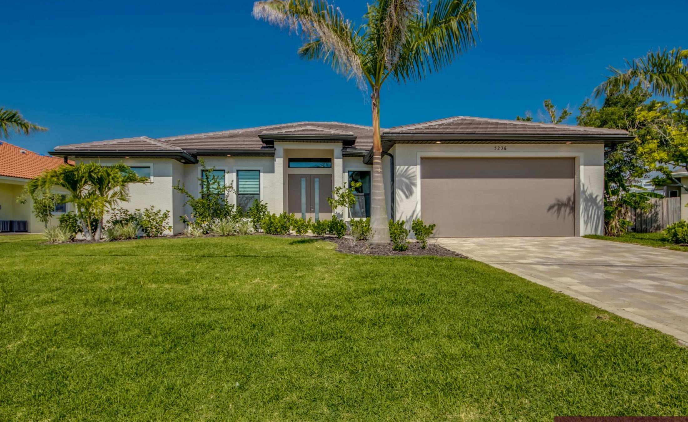 Stilvolle Villa am Kanal mit privatem Bootsdock sowie beheiztem Pool und Spa.