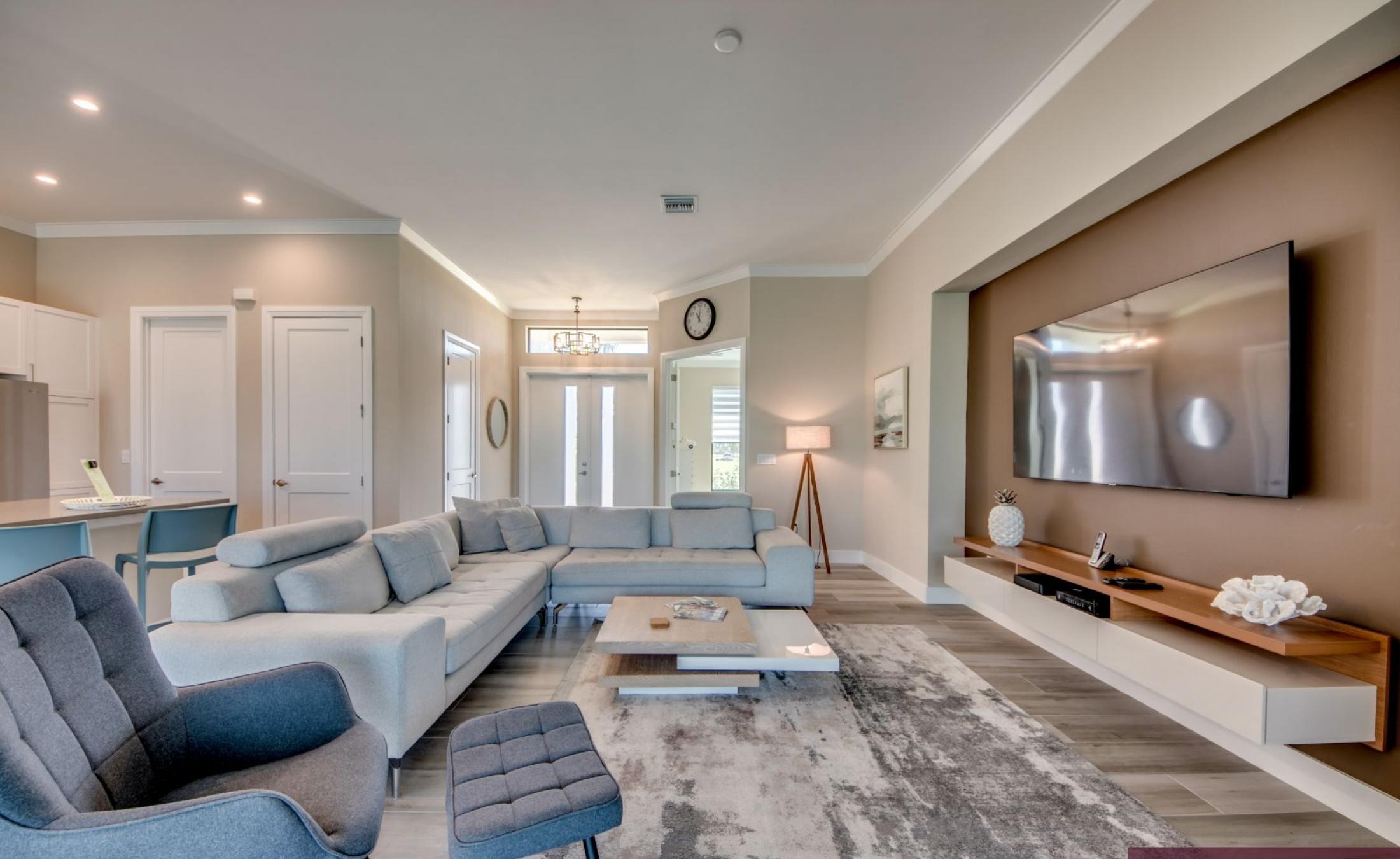 Elektrisch beheizter Pool und Spa mit Blick auf den Kanal bei Sonnenuntergang.