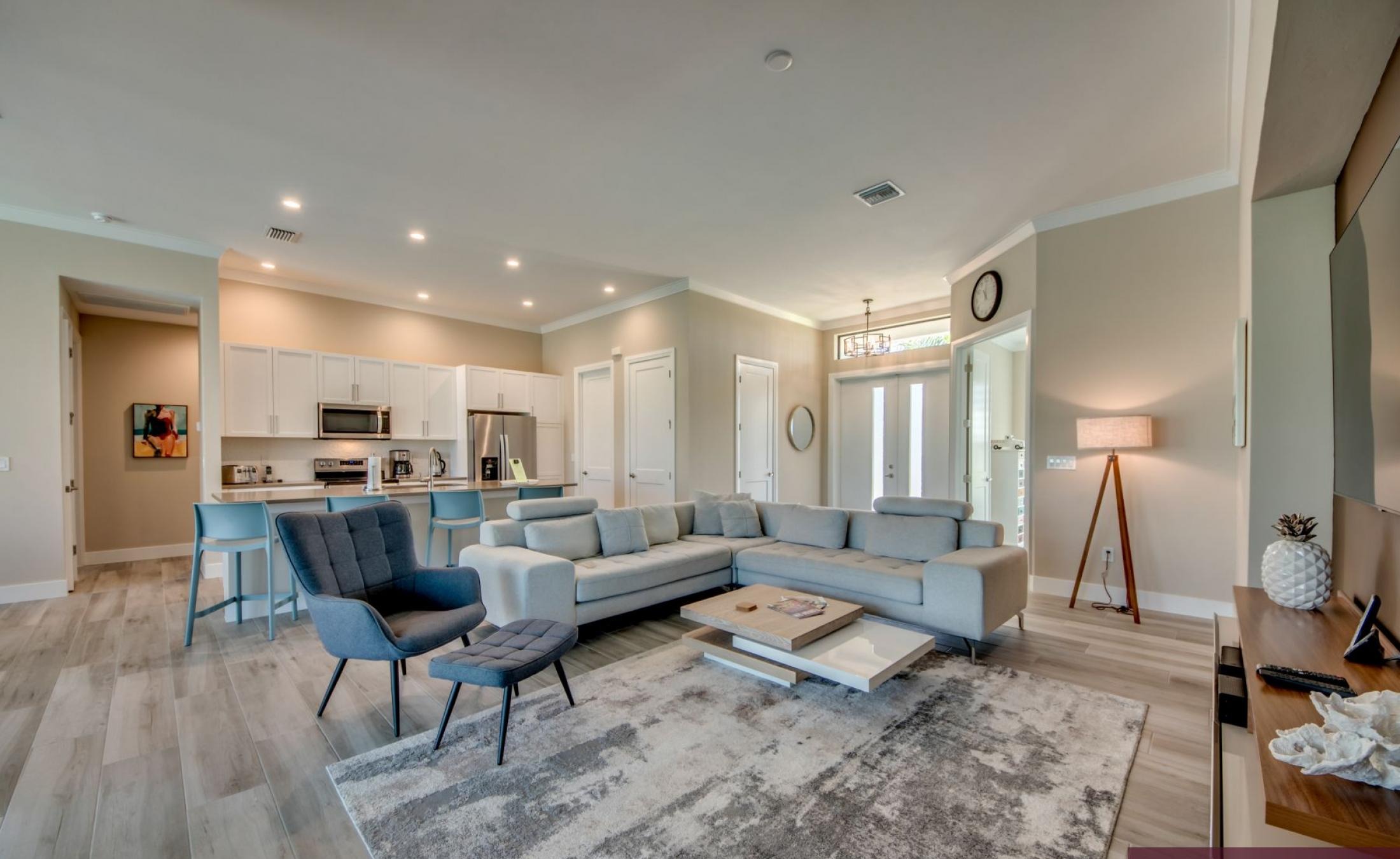 Elektrisch beheizter Pool und Spa mit Blick auf den Kanal bei Sonnenuntergang.