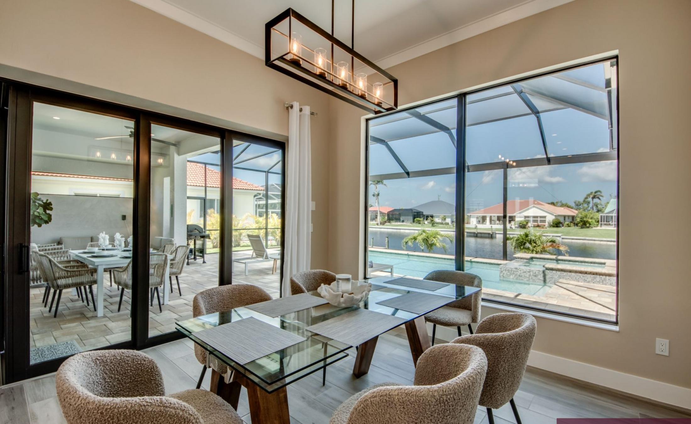 Privates Bootsdock am Kanal mit Blick aufs Wasser.