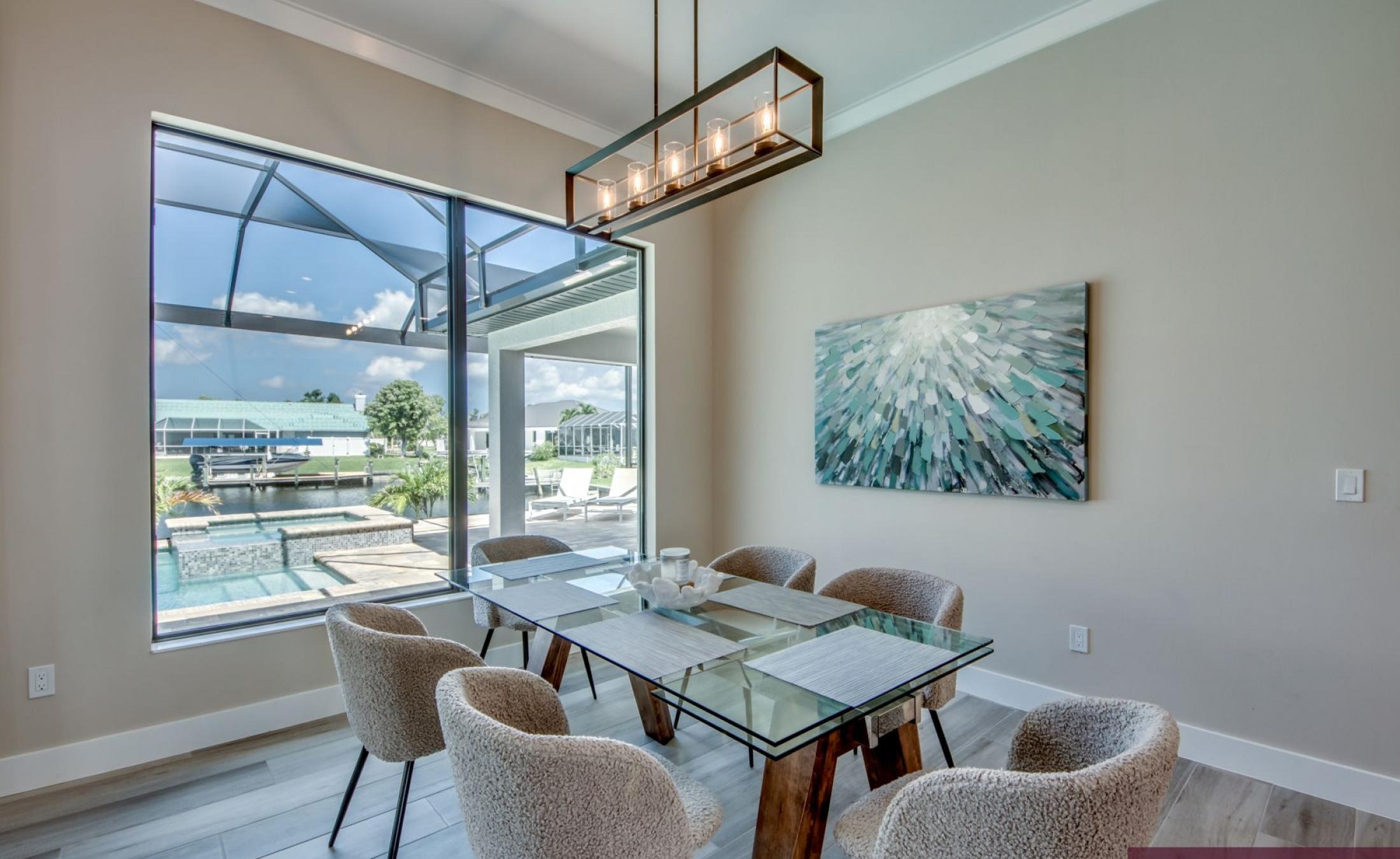 Privates Bootsdock am Kanal mit Blick aufs Wasser.