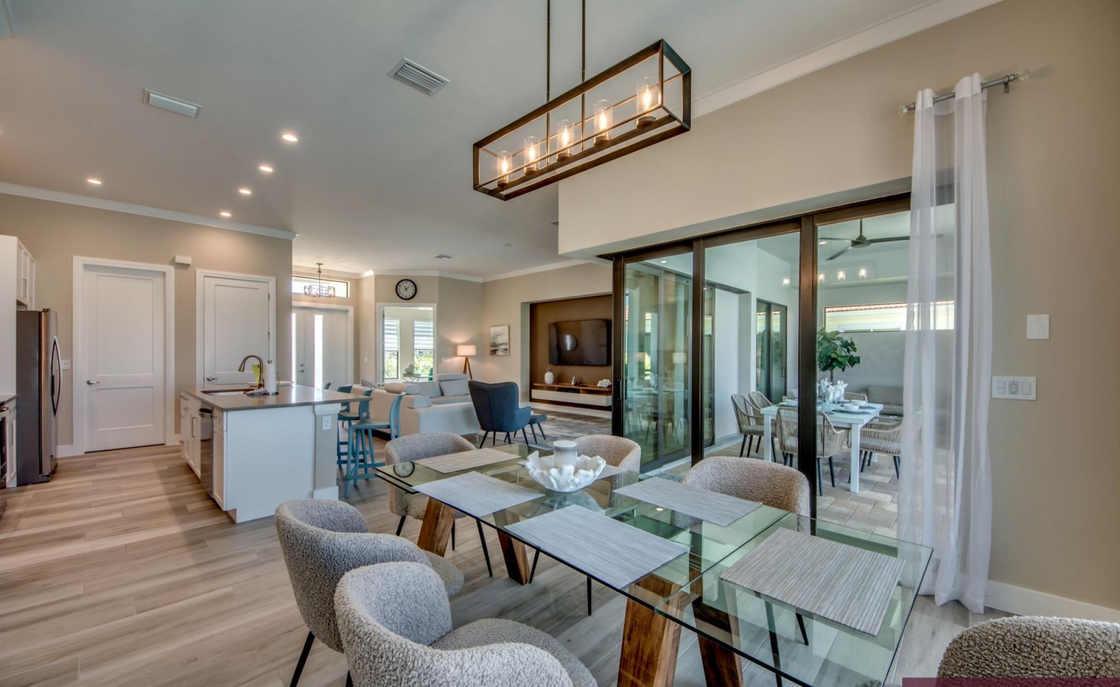 Elektrisch beheizter Pool und Spa mit Blick auf den Kanal bei Sonnenuntergang.