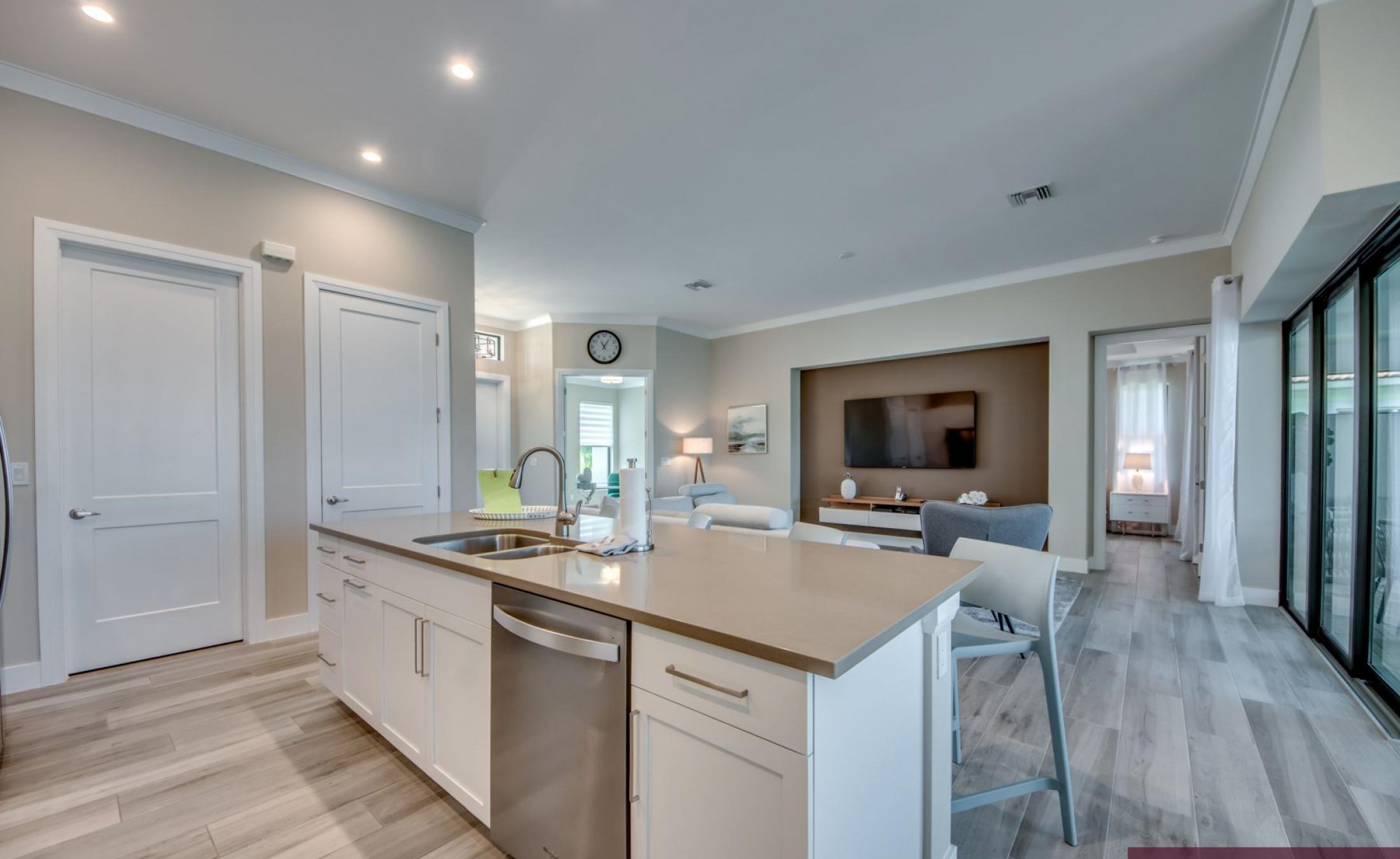 Privates Bootsdock am Kanal mit Blick aufs Wasser.