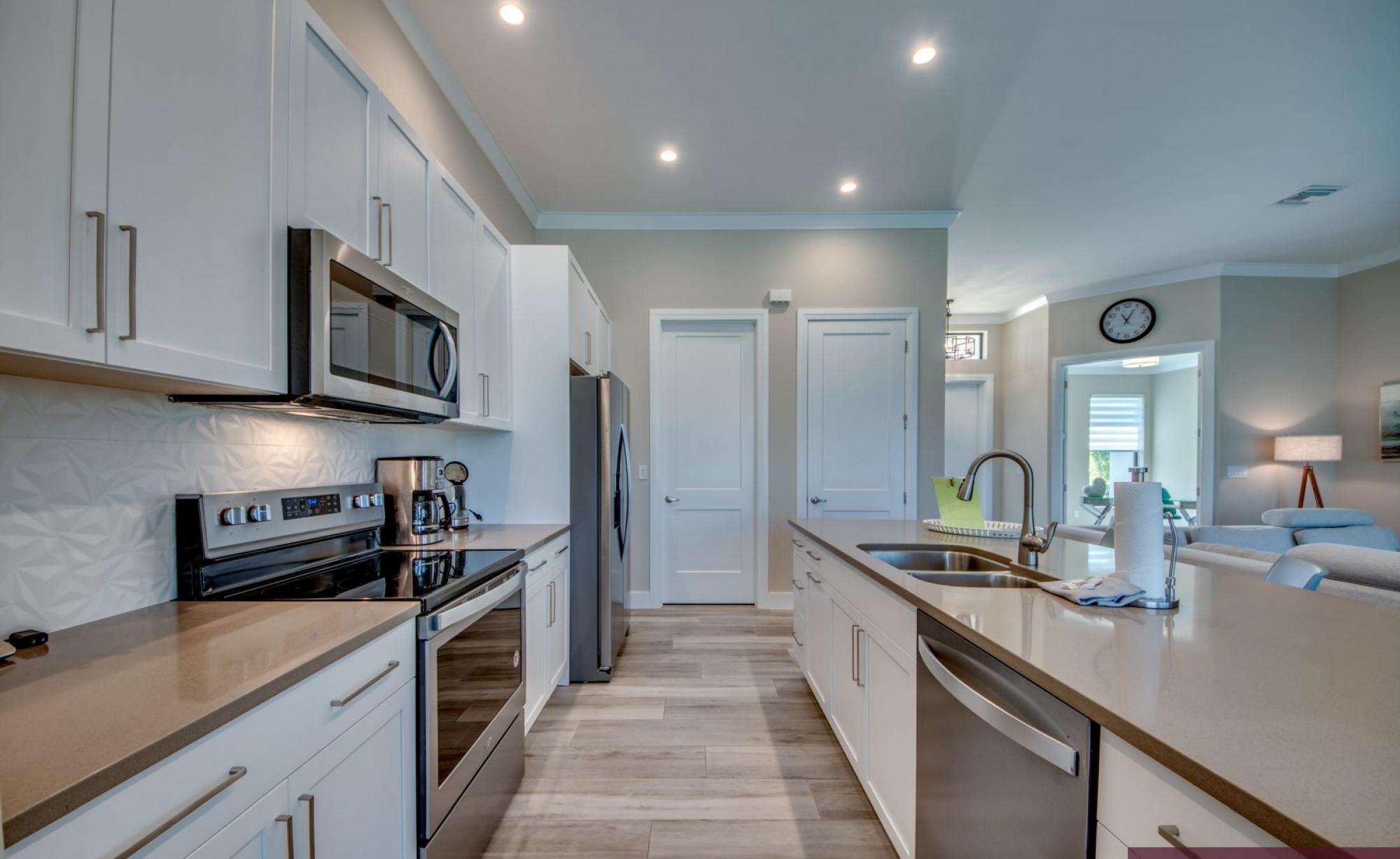 Privates Bootsdock am Kanal mit Blick aufs Wasser.