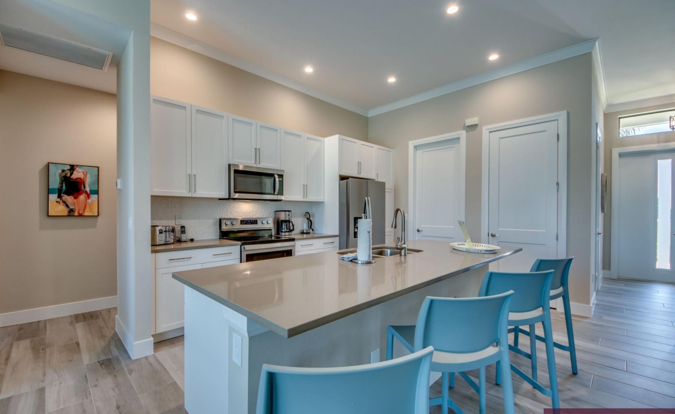 Elektrisch beheizter Pool und Spa mit Blick auf den Kanal bei Sonnenuntergang.