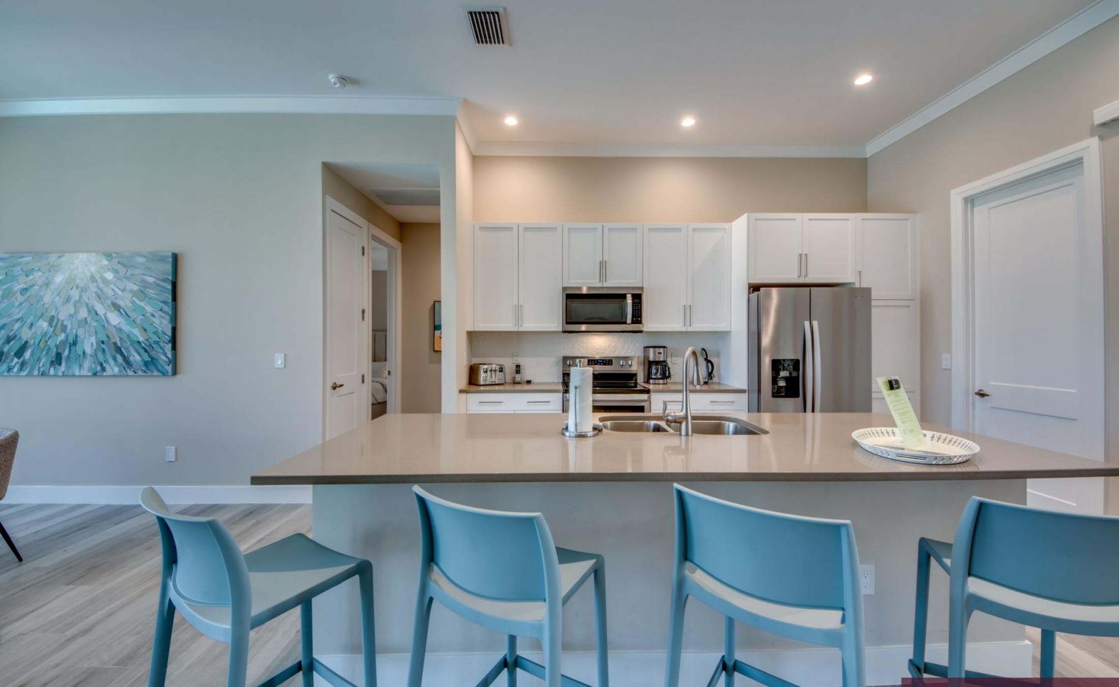 Elektrisch beheizter Pool und Spa mit Blick auf den Kanal bei Sonnenuntergang.