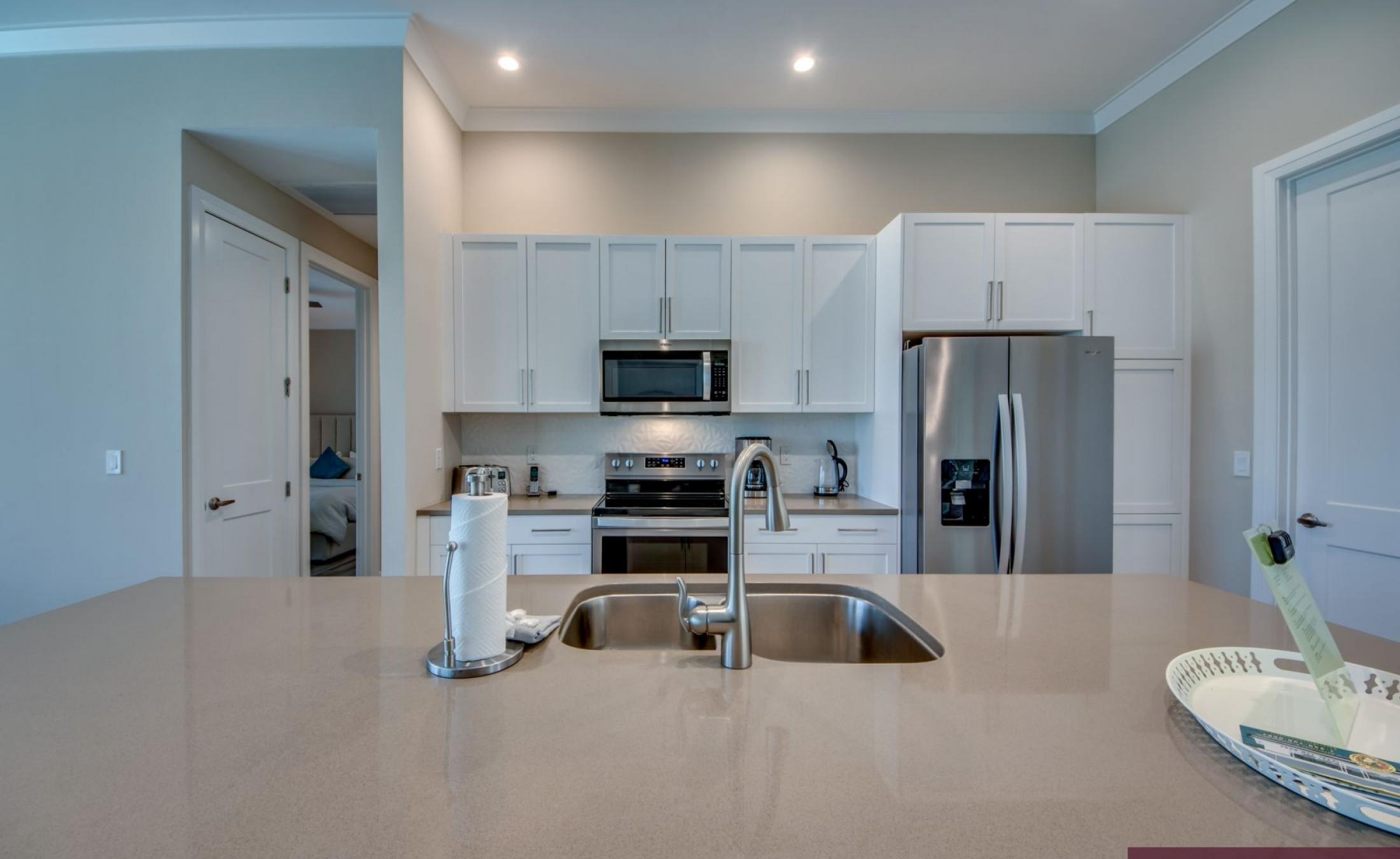 Elektrisch beheizter Pool und Spa mit Blick auf den Kanal bei Sonnenuntergang.