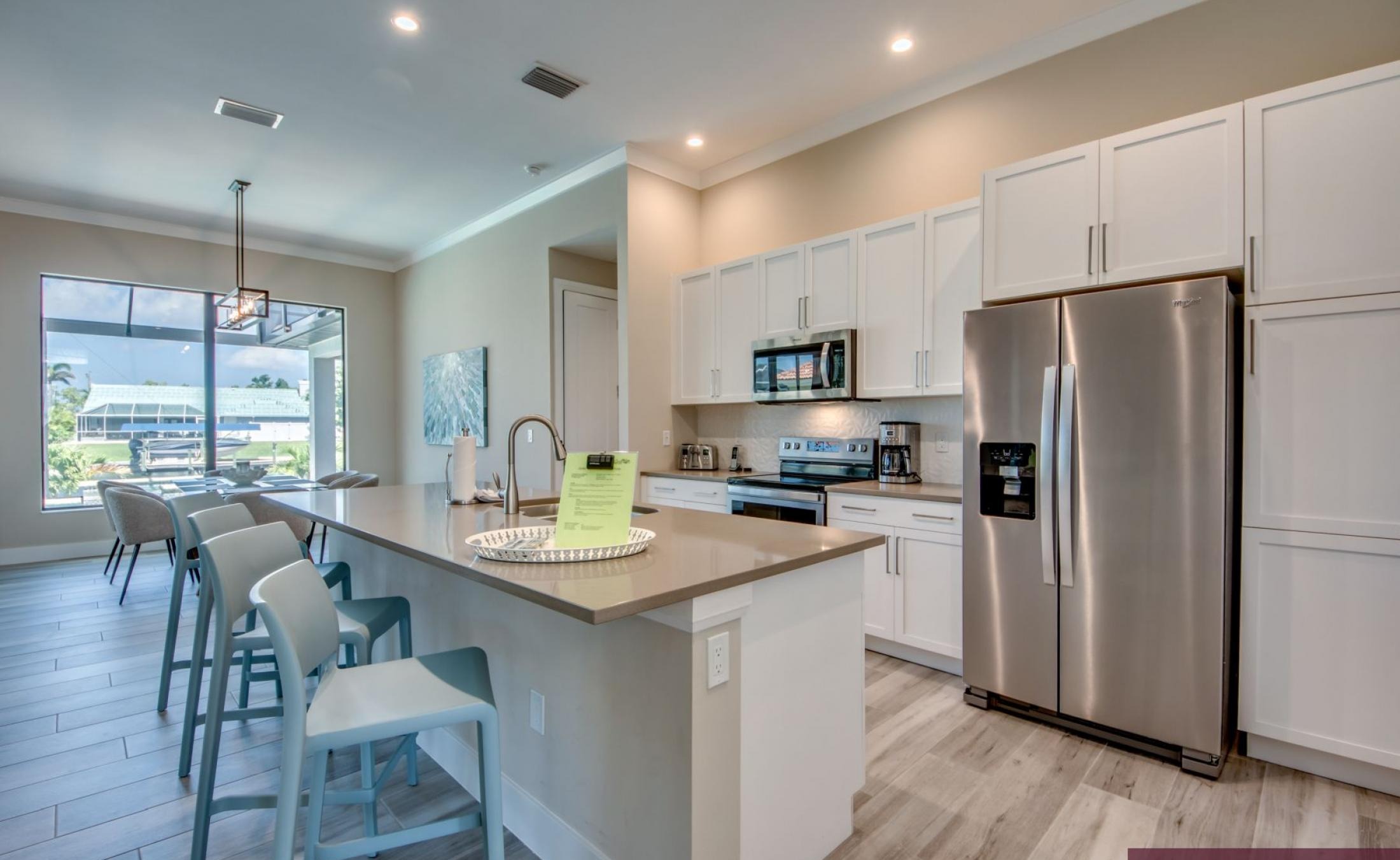 Elektrisch beheizter Pool und Spa mit Blick auf den Kanal bei Sonnenuntergang.