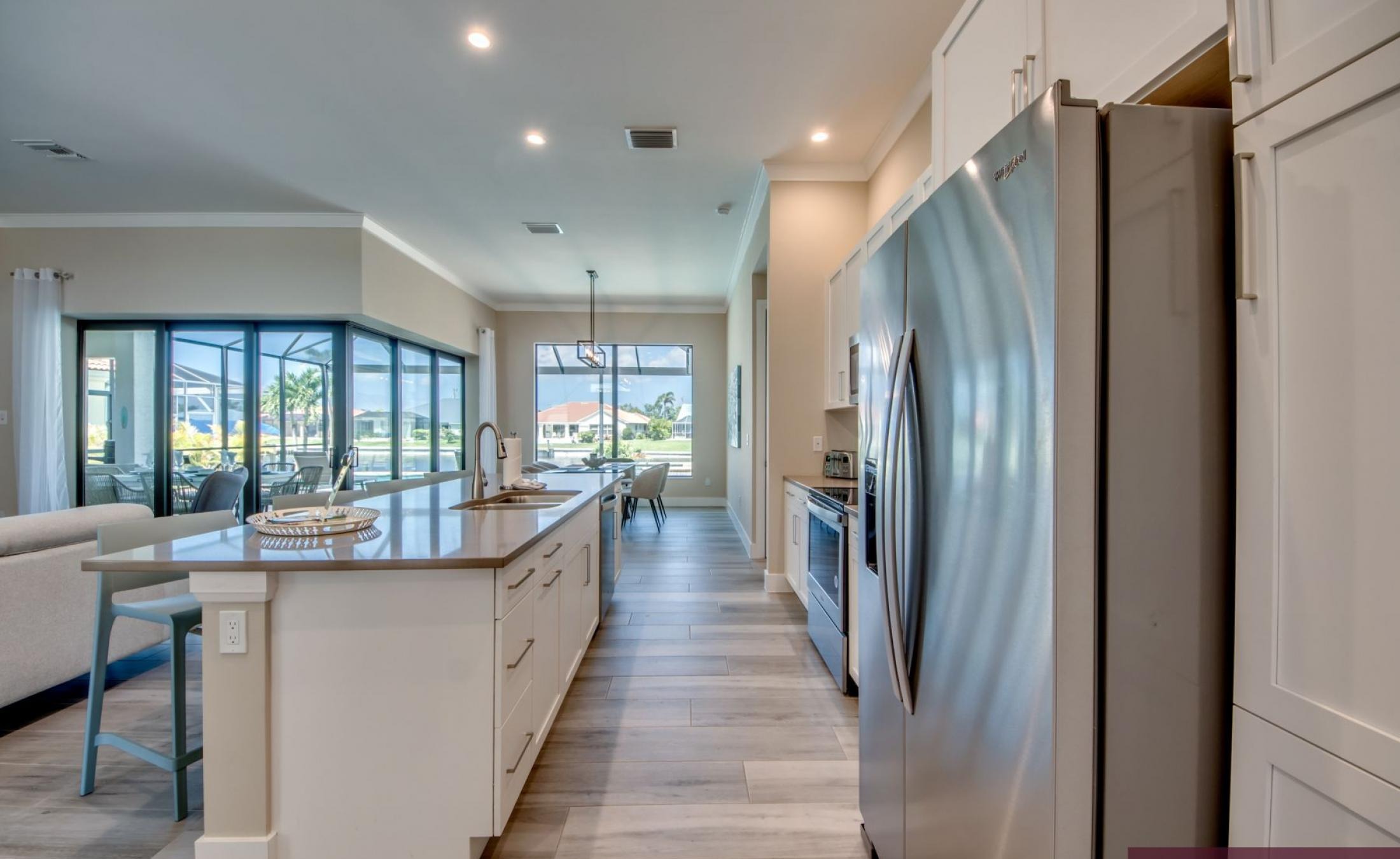 Elektrisch beheizter Pool und Spa mit Blick auf den Kanal bei Sonnenuntergang.