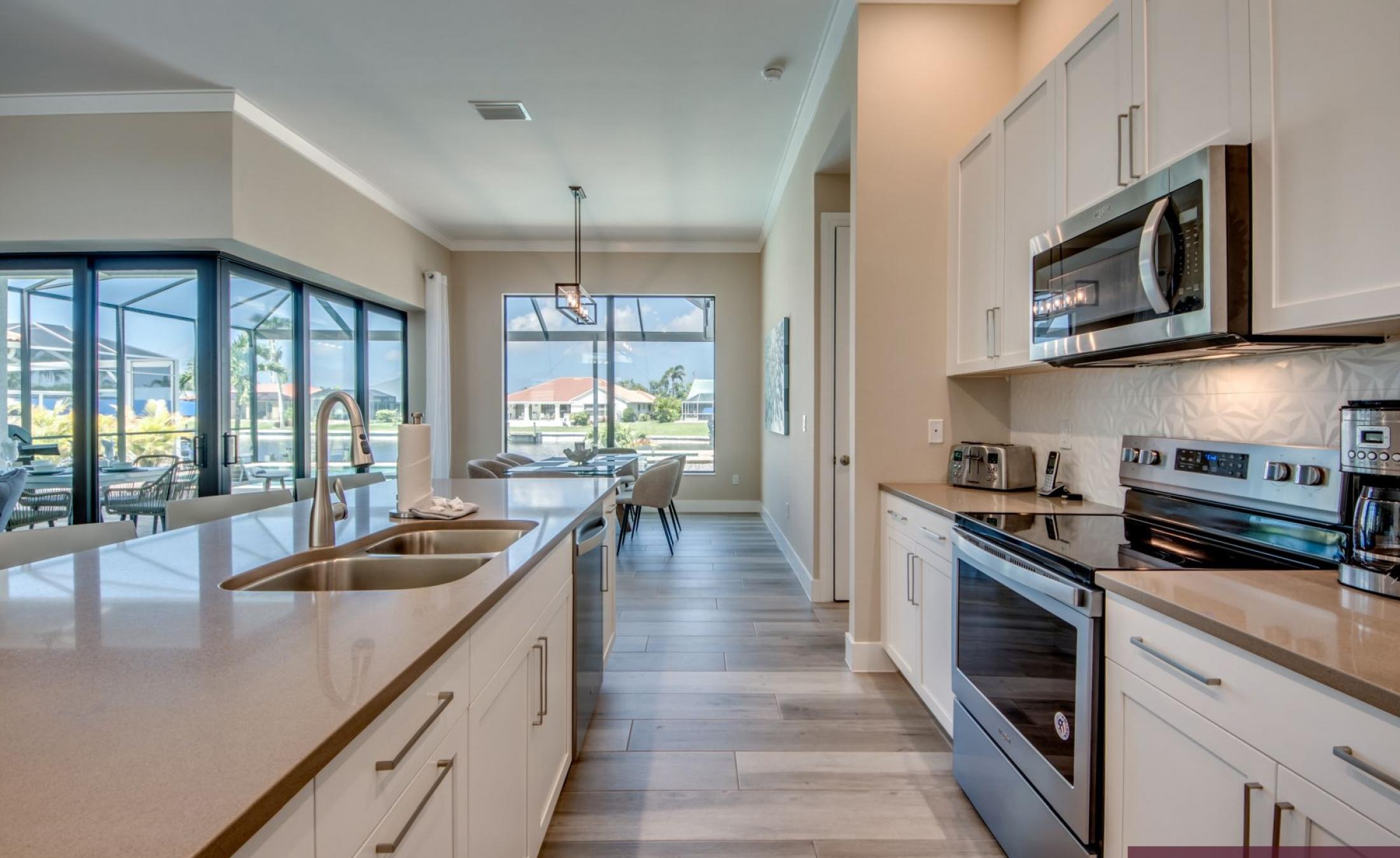 Privates Bootsdock mit Bootslift am Kanal (Gulf Access)