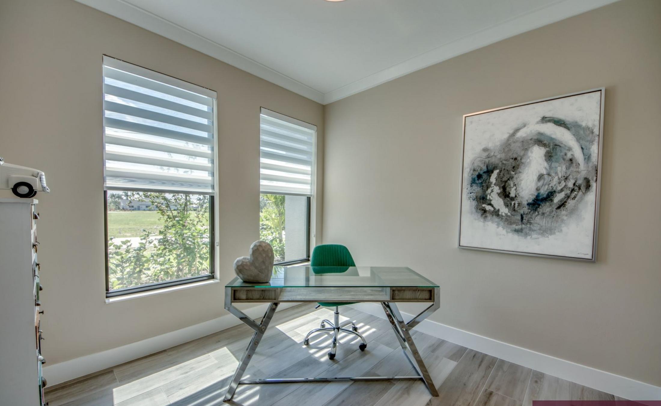 Privates Bootsdock mit Bootslift am Kanal (Gulf Access) bei Sonnenuntergang.