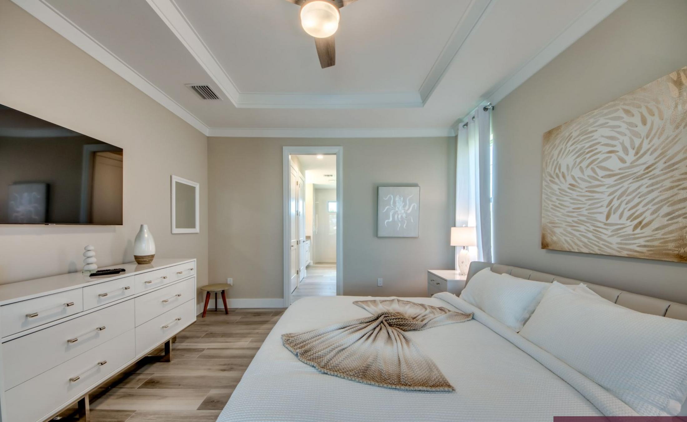 Elektrisch beheizter Pool und Spa mit Blick auf den Kanal bei Sonnenuntergang.