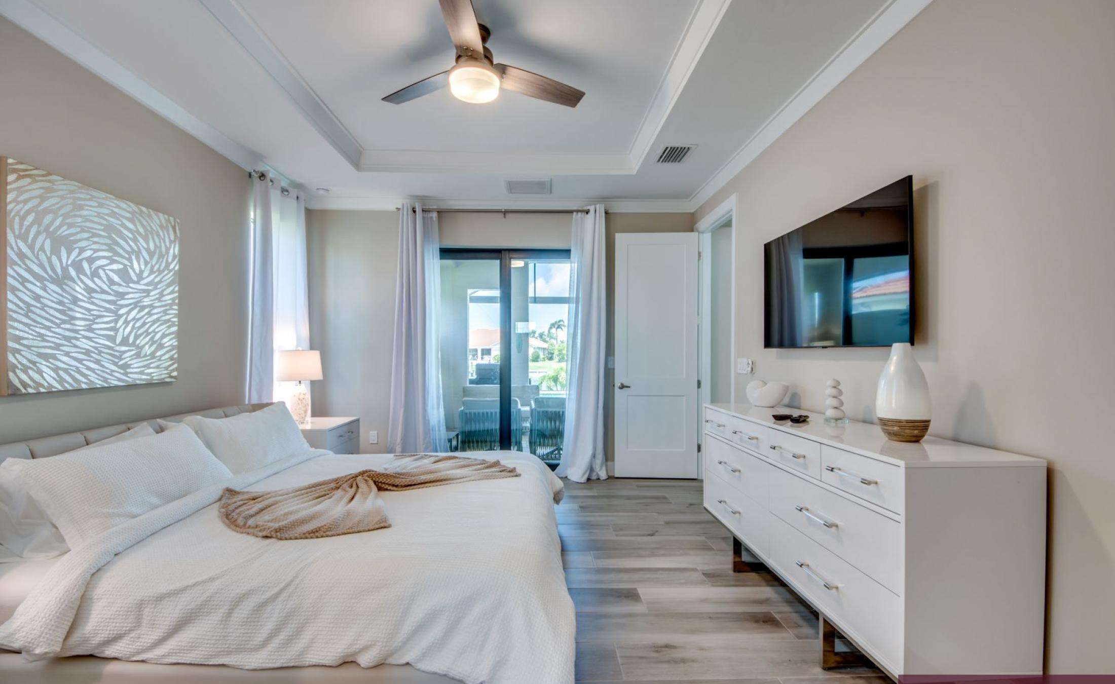 Elektrisch beheizter Pool und Spa mit Blick auf den Kanal bei Sonnenuntergang.