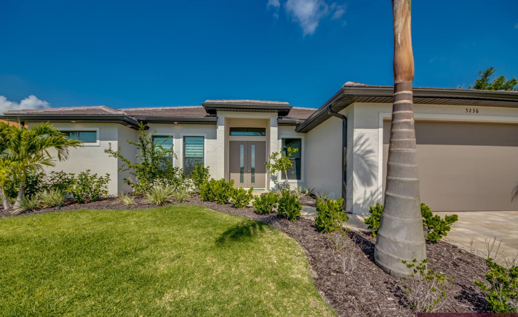 Elektrisch beheizter Pool und Spa mit Blick auf den Kanal bei Sonnenuntergang.