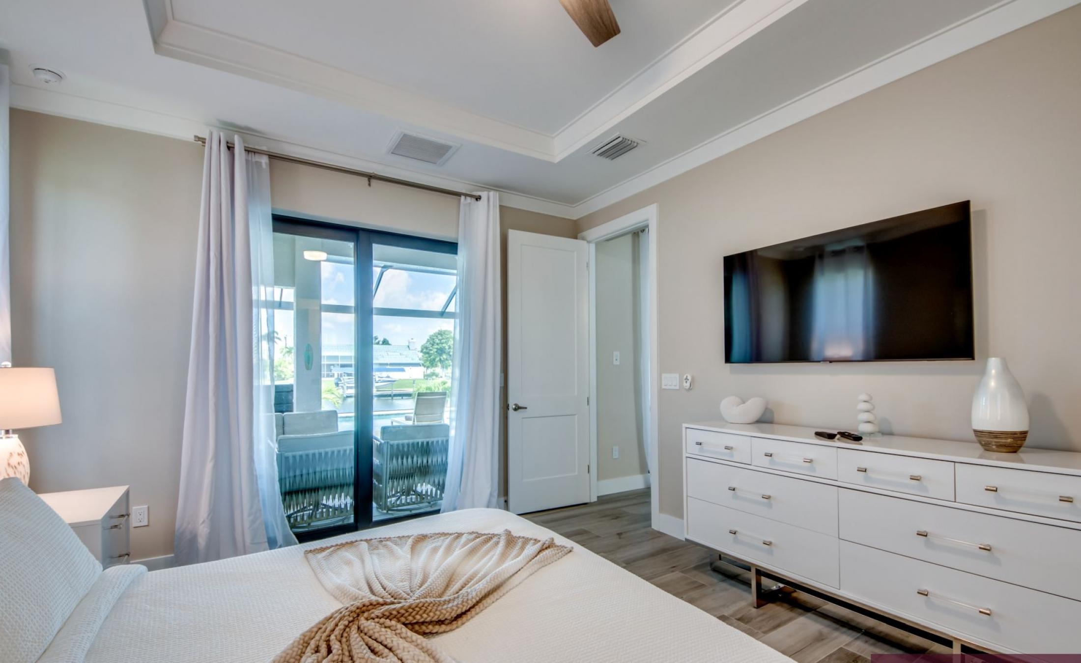 Elektrisch beheizter Pool und Spa am Kanal mit Bootsdock.