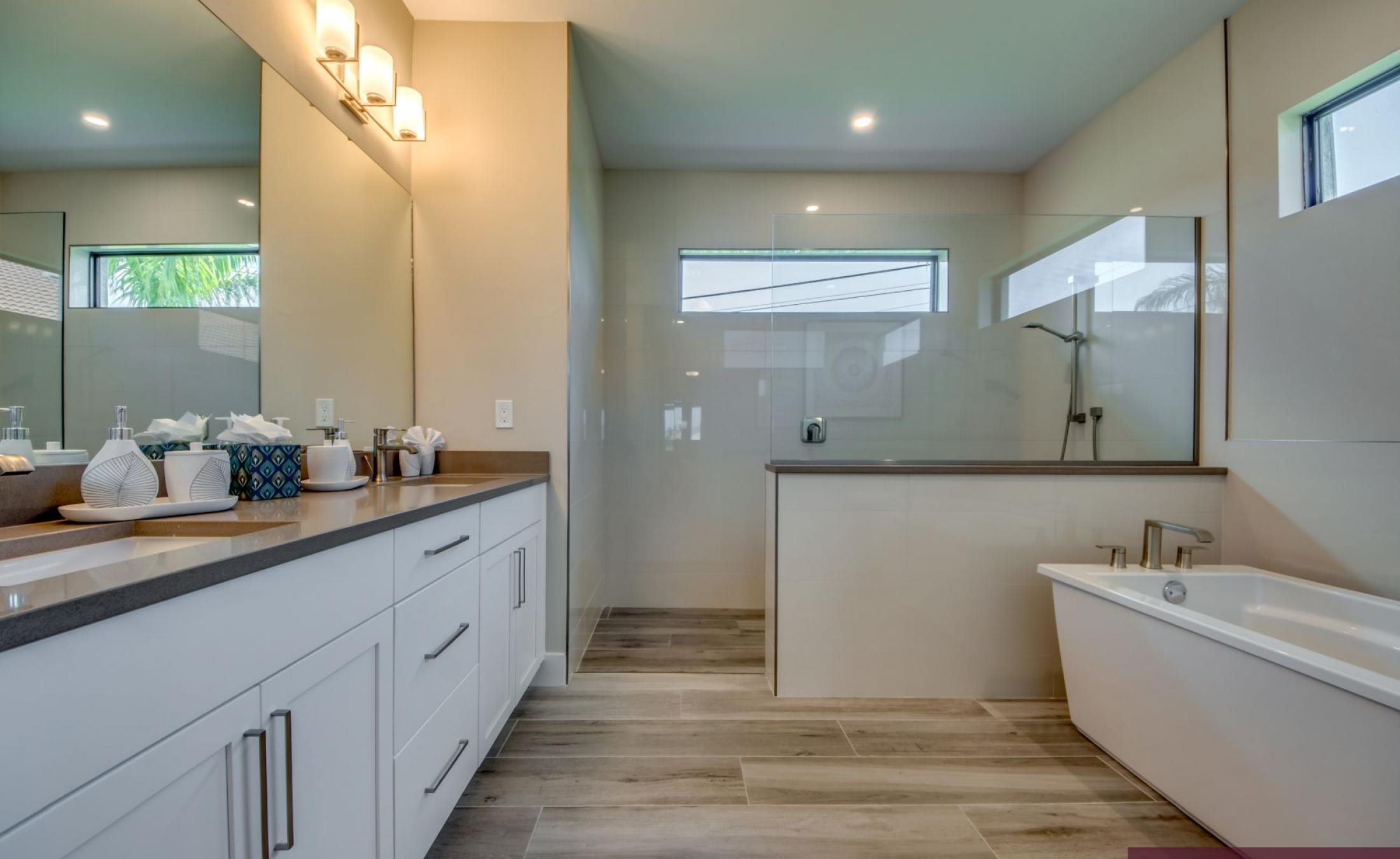 Elektrisch beheizter Pool und Spa mit Blick auf den Kanal bei Sonnenuntergang.