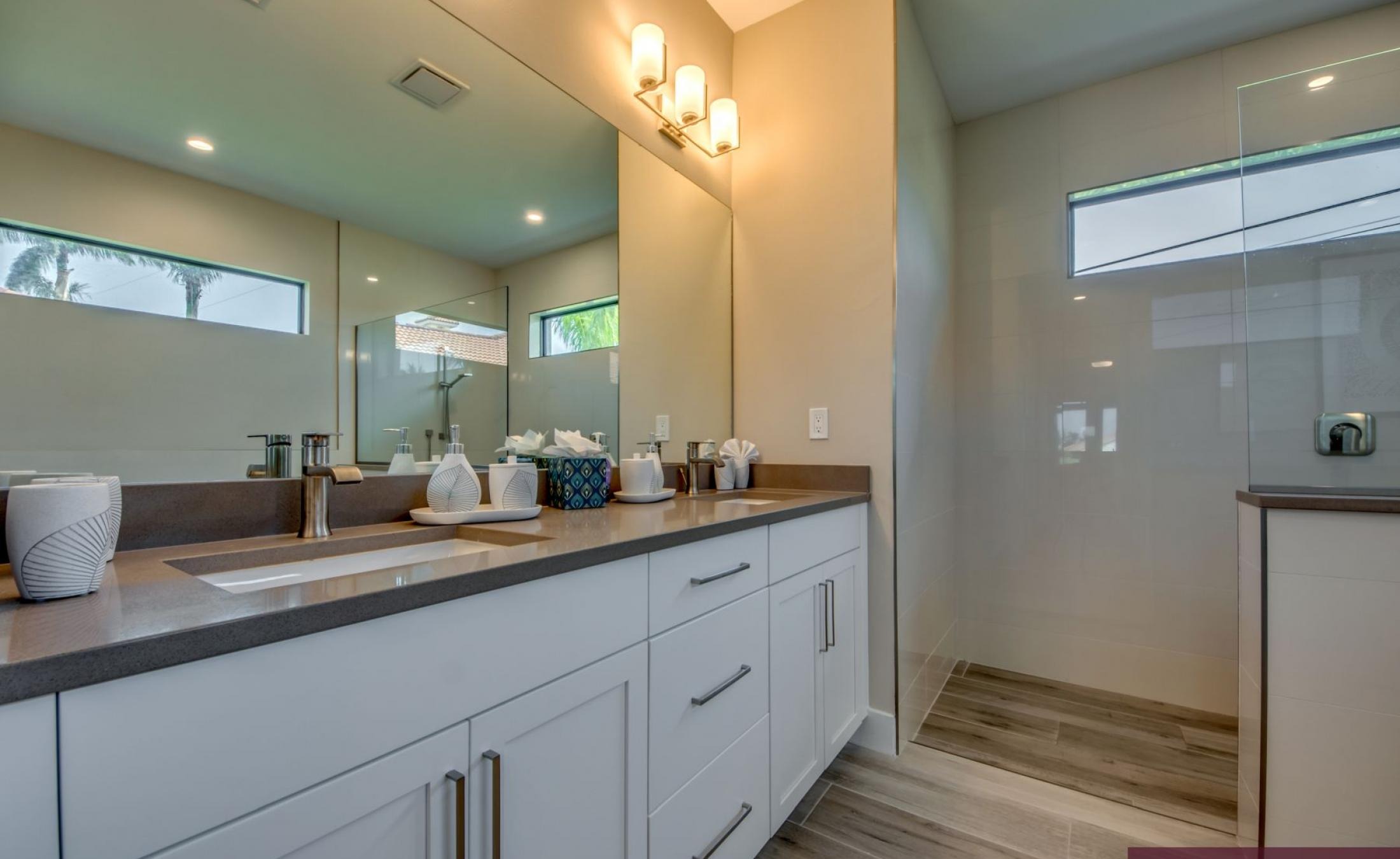 Elektrisch beheizter Pool und Spa mit Blick auf den Kanal bei Sonnenuntergang.