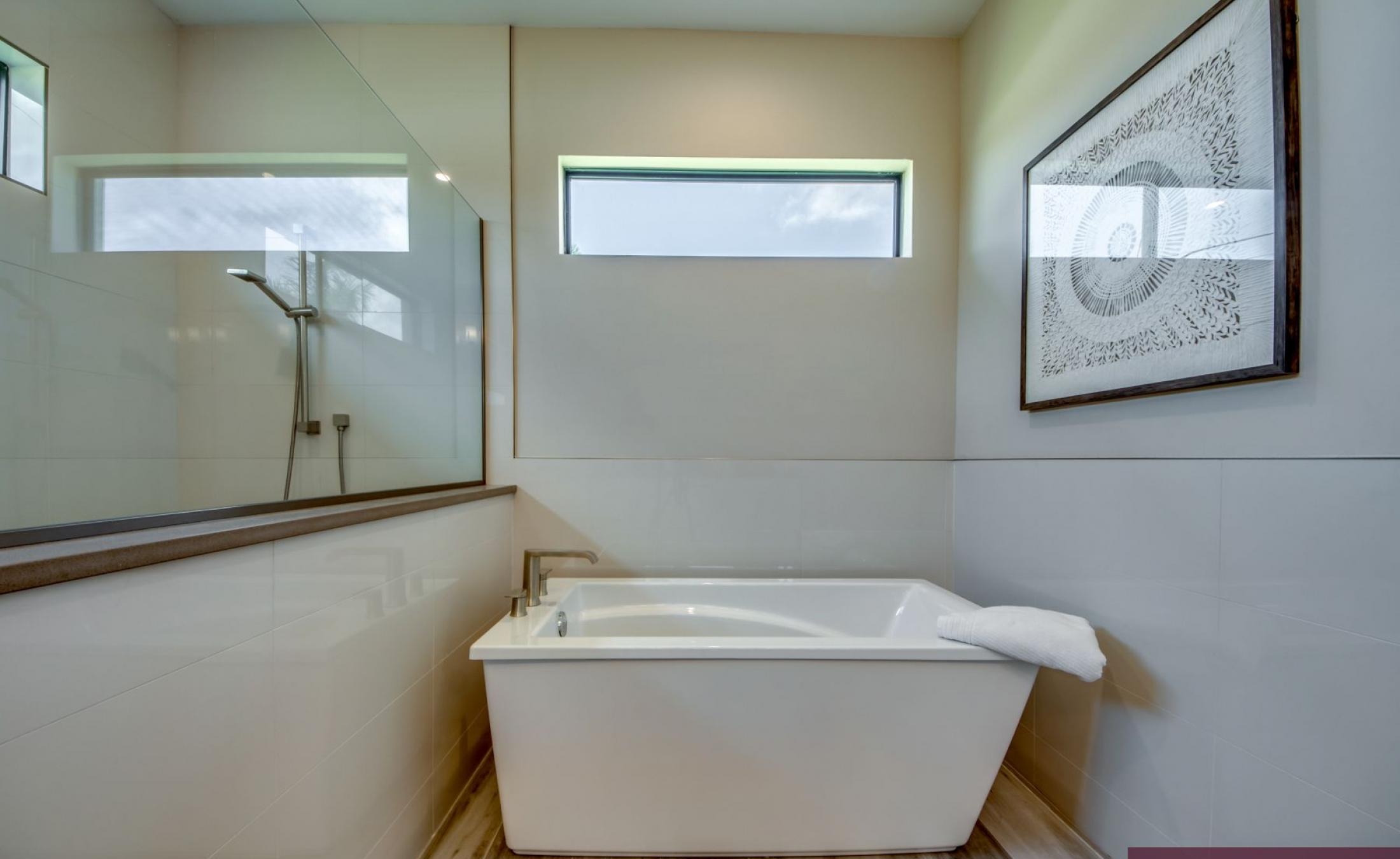 Elektrisch beheizter Pool und Spa mit Blick auf den Kanal bei Sonnenuntergang.