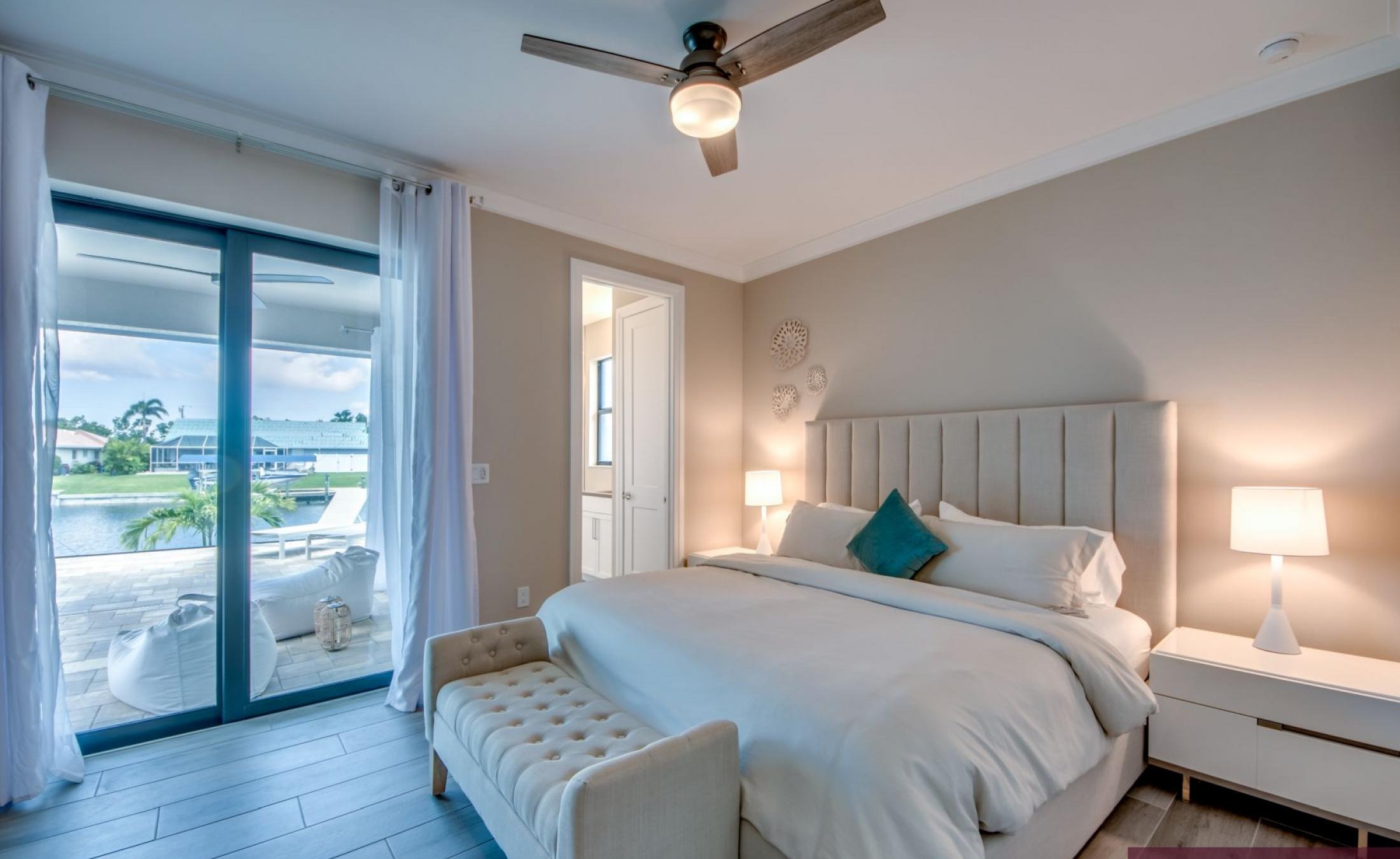 Privates Bootsdock mit Bootslift am Kanalzugang.