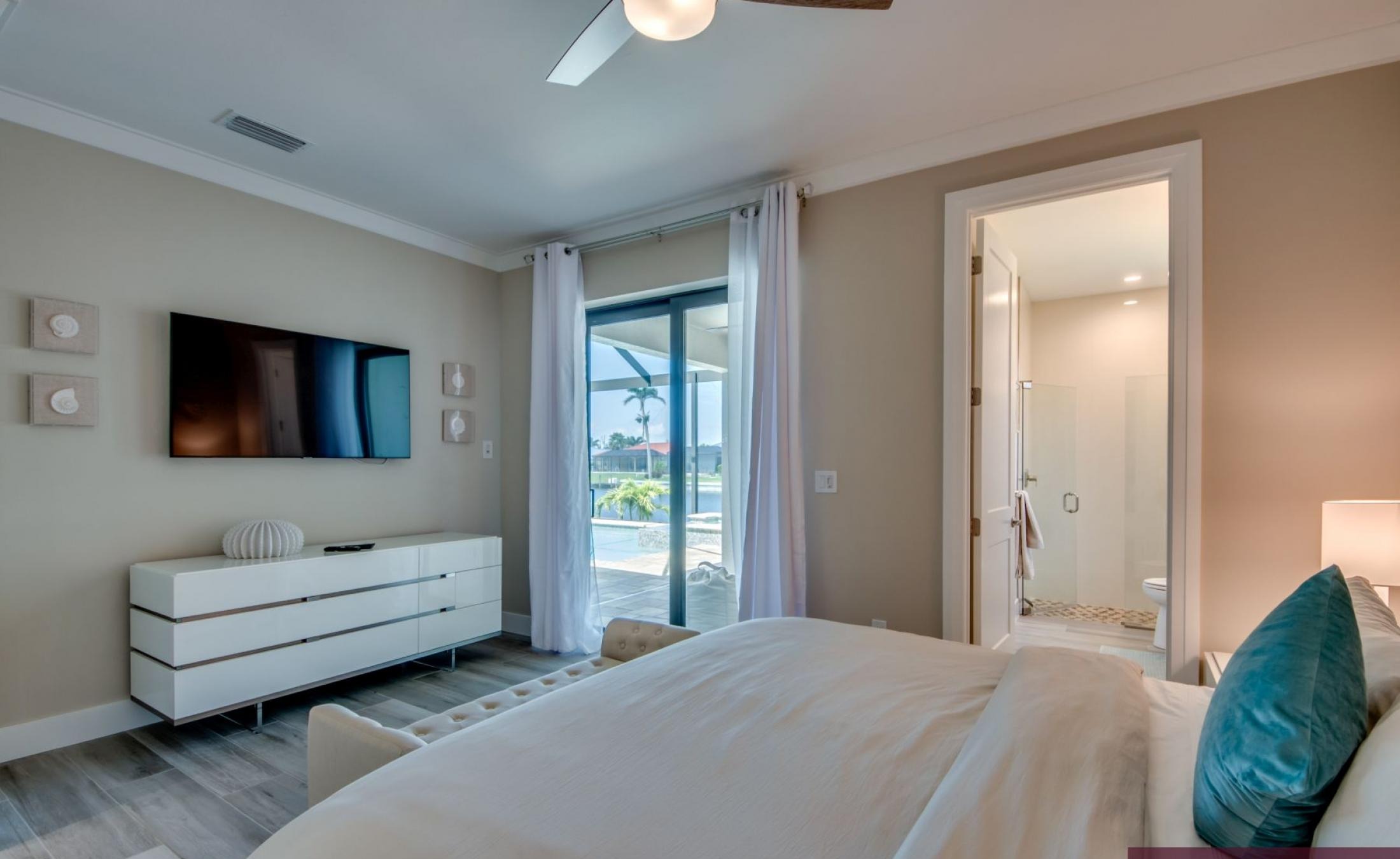 Elektrisch beheizter Pool und Spa mit Blick auf den Kanal bei Sonnenuntergang.